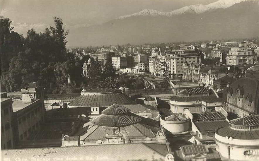 Vista de Santiago hacia el oriente, sobre la Biblioteca Nacional, cerca de 1950