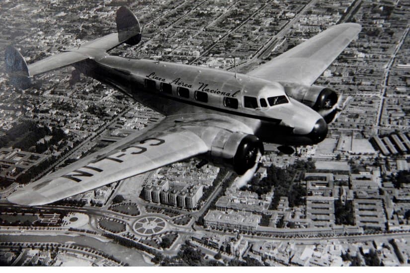 Avión Electra de LAN Chile sobrevolando Santiago, posterior a 1943