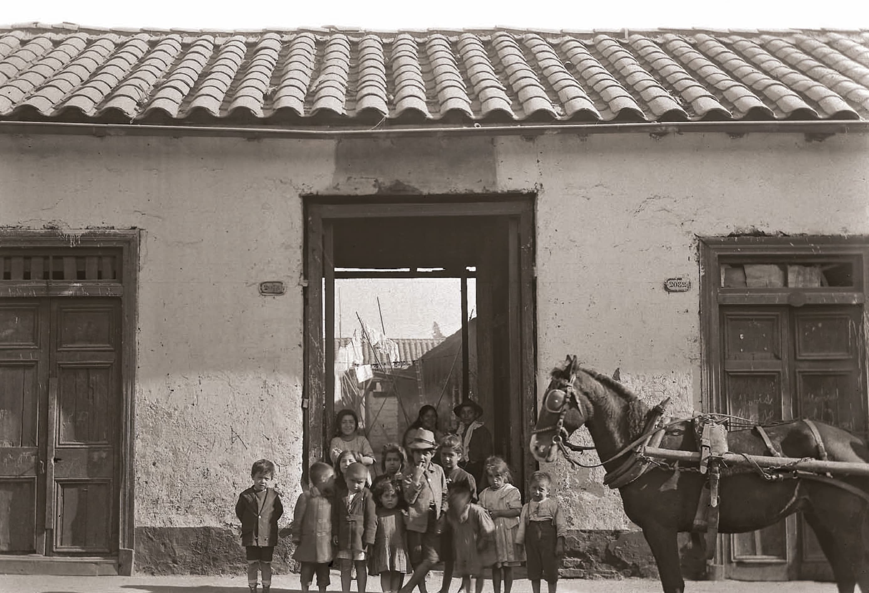 Niños posando en Avenida Brasil en 1920