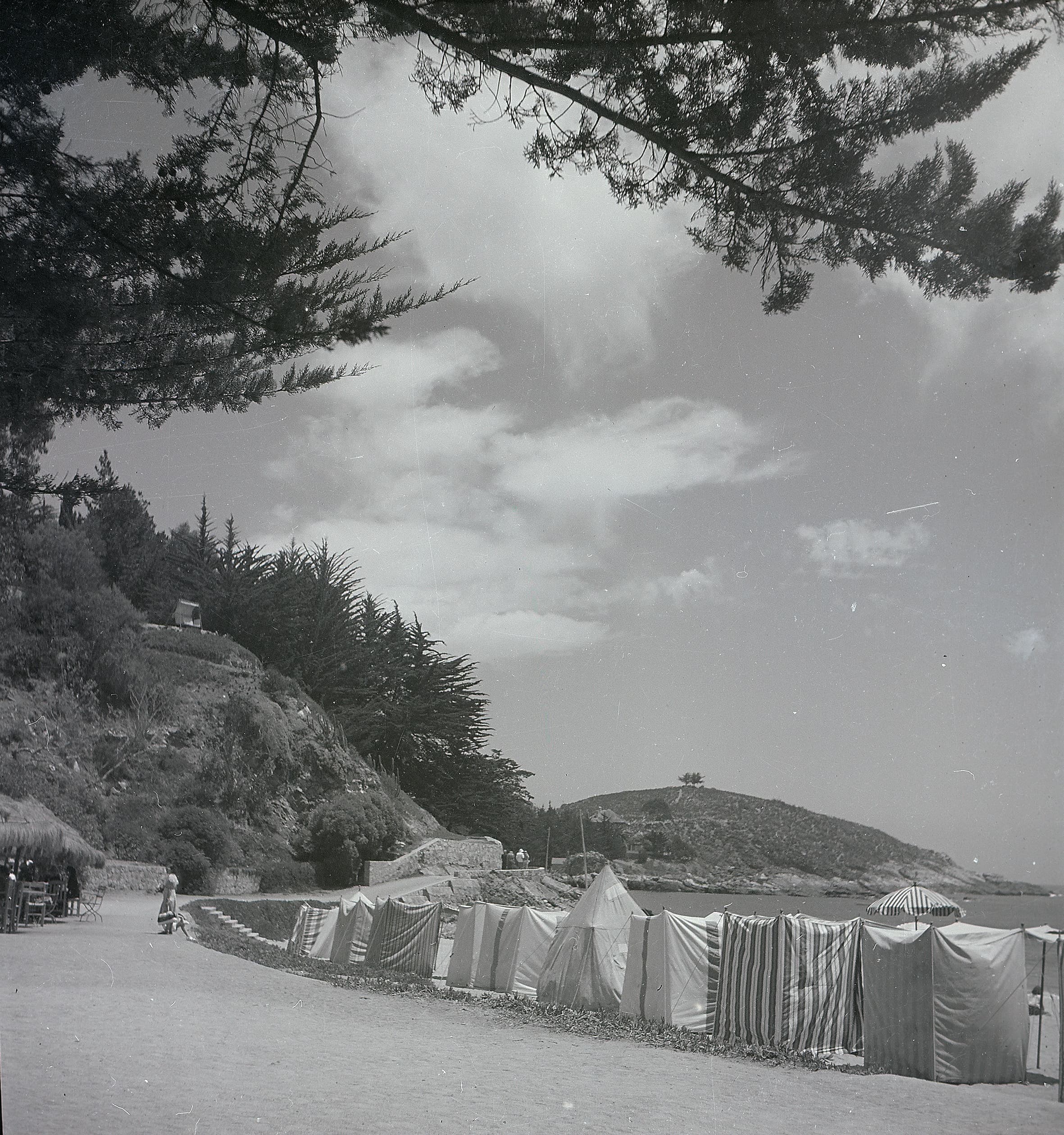 Carpas en la playa de Zapallar en 1940