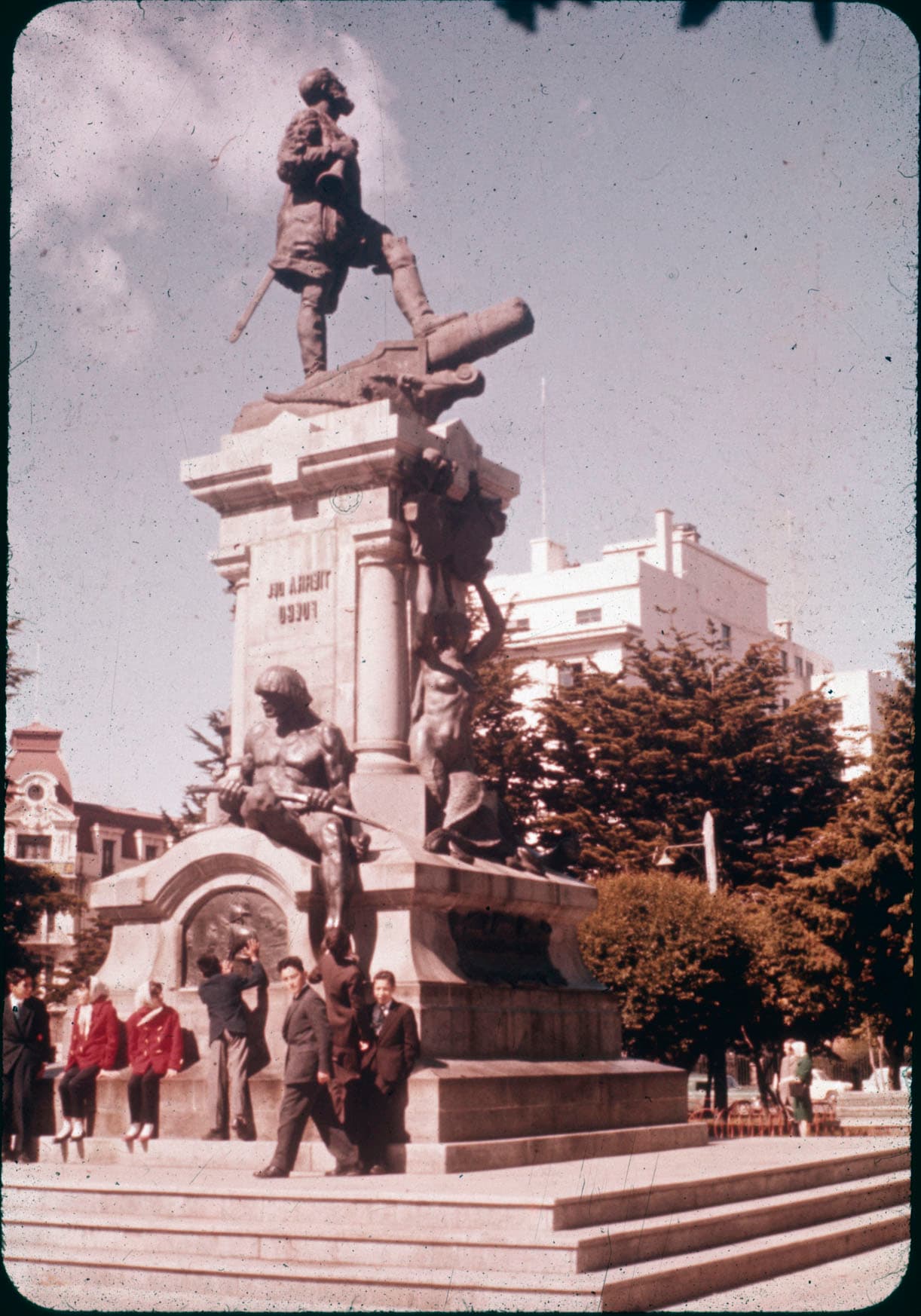Monumento a Hernando de Magallanes en Punta Arenas años 60