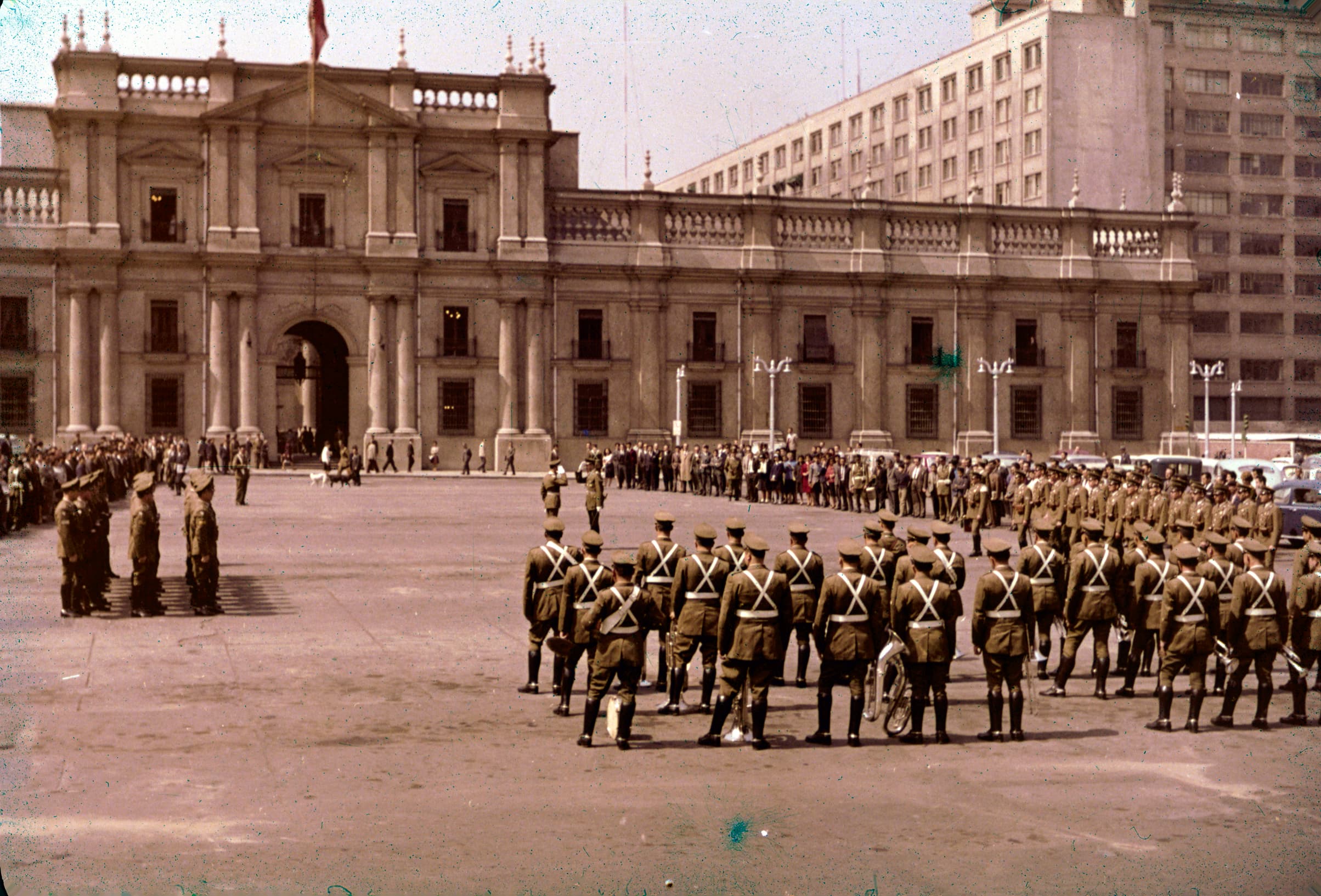 Cambio de guardia en La Moneda, años 60s