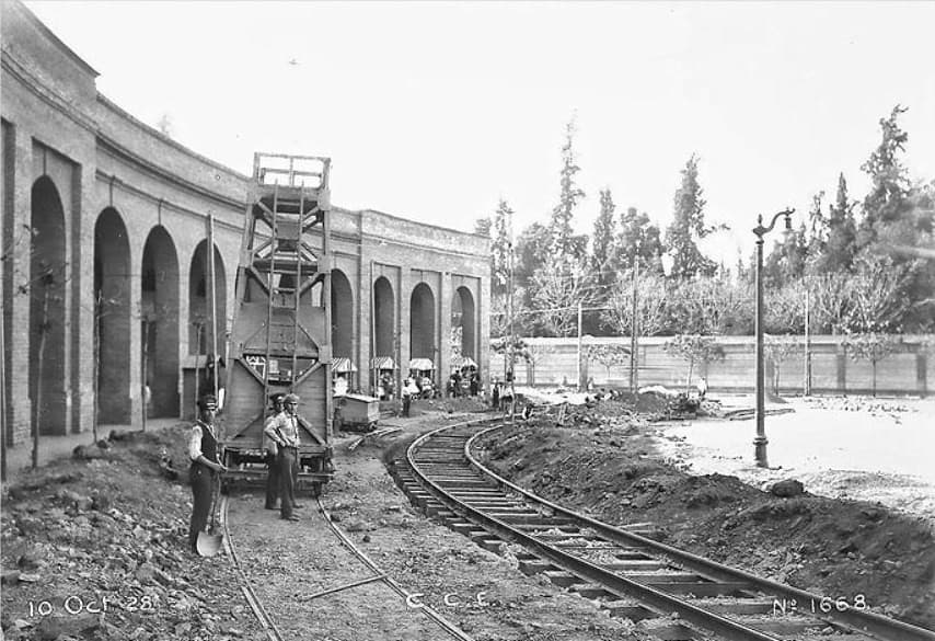 Instalación de rieles en Plaza La Paz en 1928