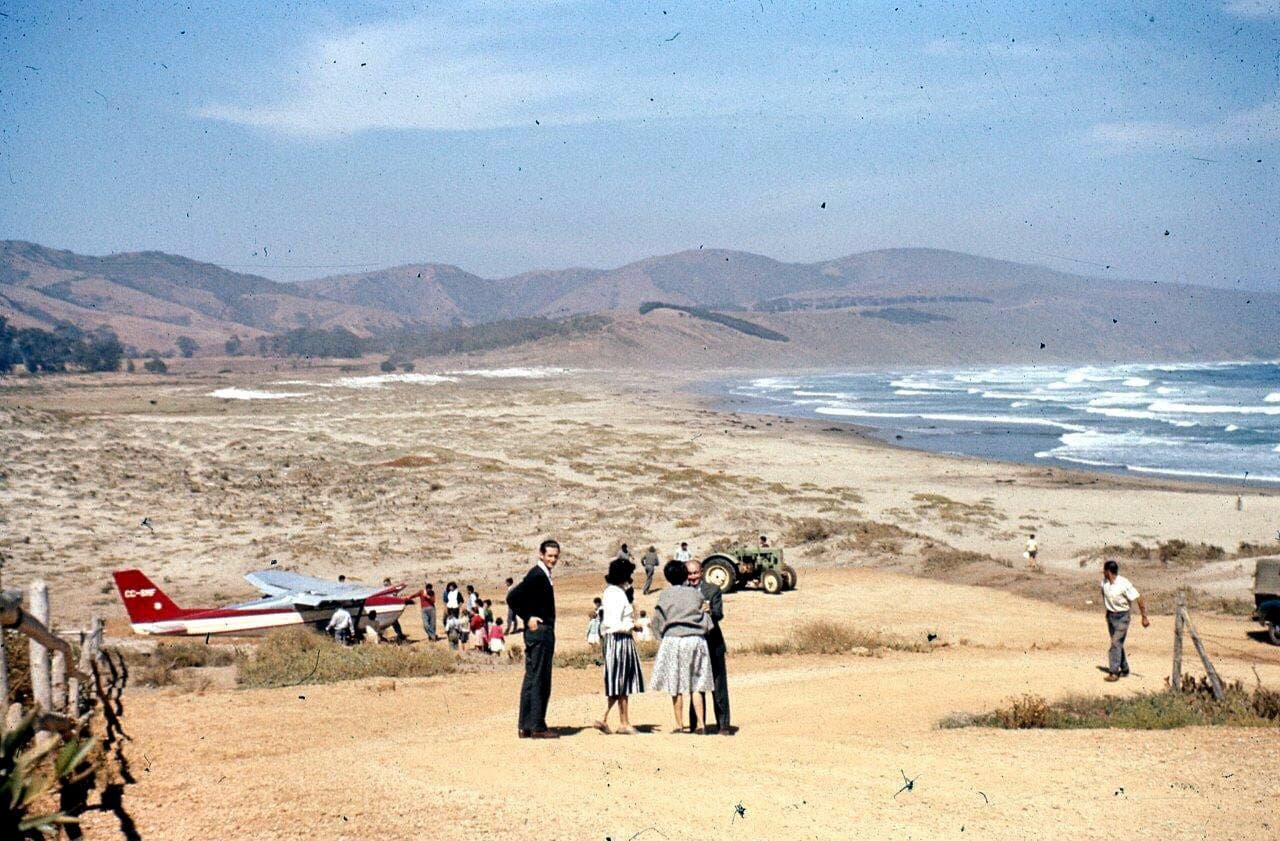 Avioneta en la playa de Cachagua, años 60s