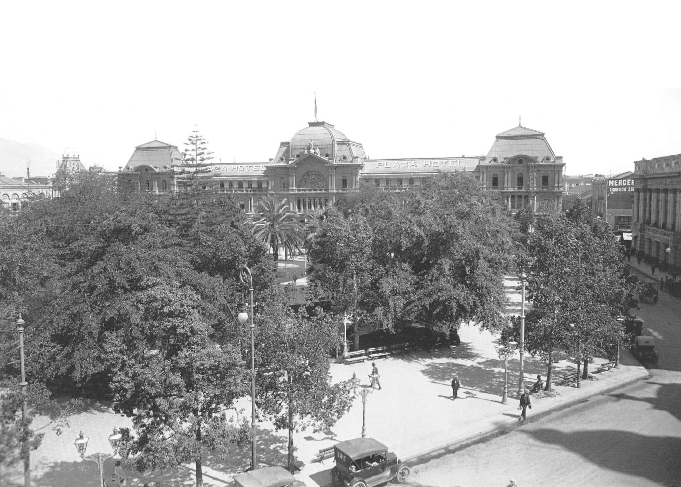 Plaza de Armas y el Portal Fernandez Concha año 1910