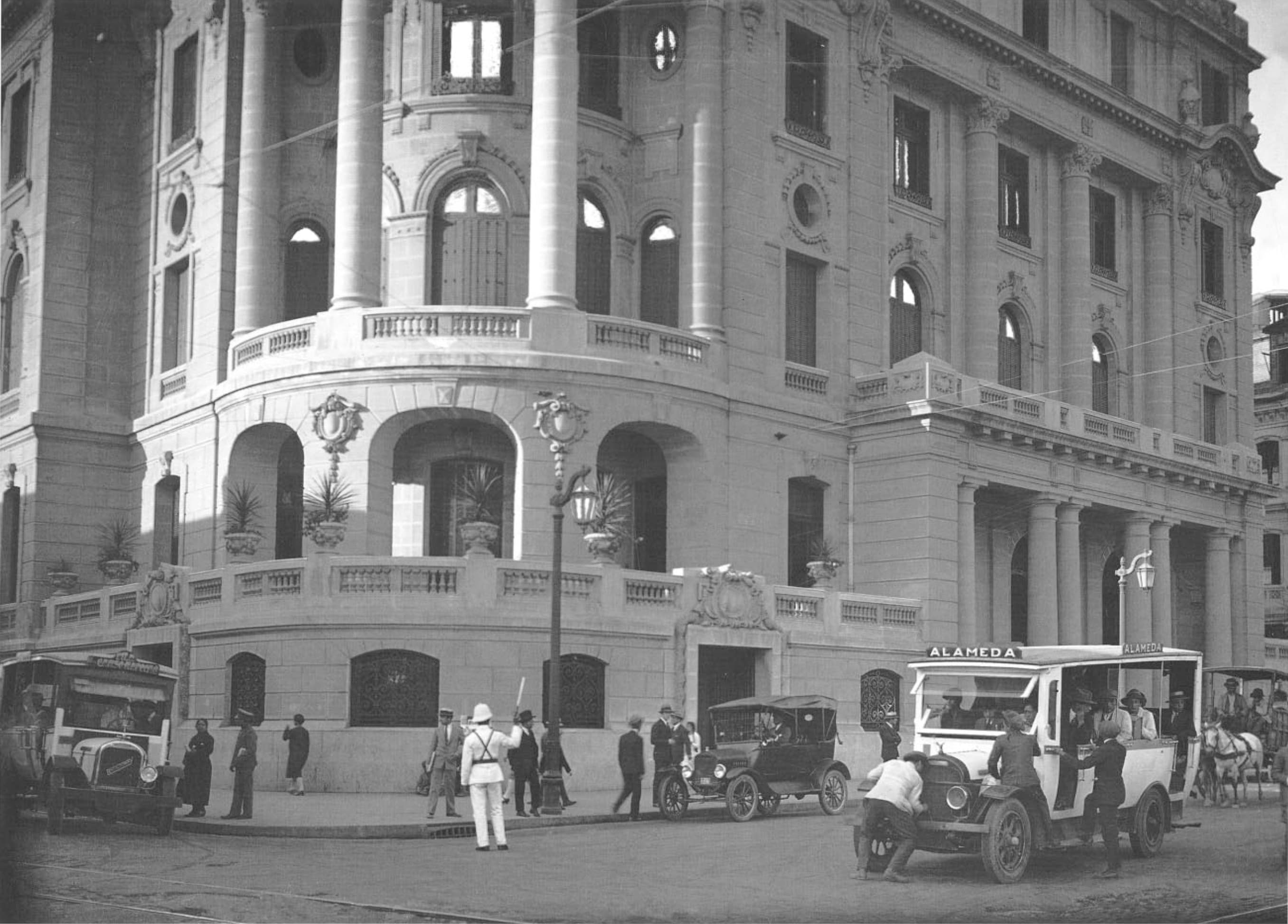 Góndola cruzando Club de la Uniòn año 1927