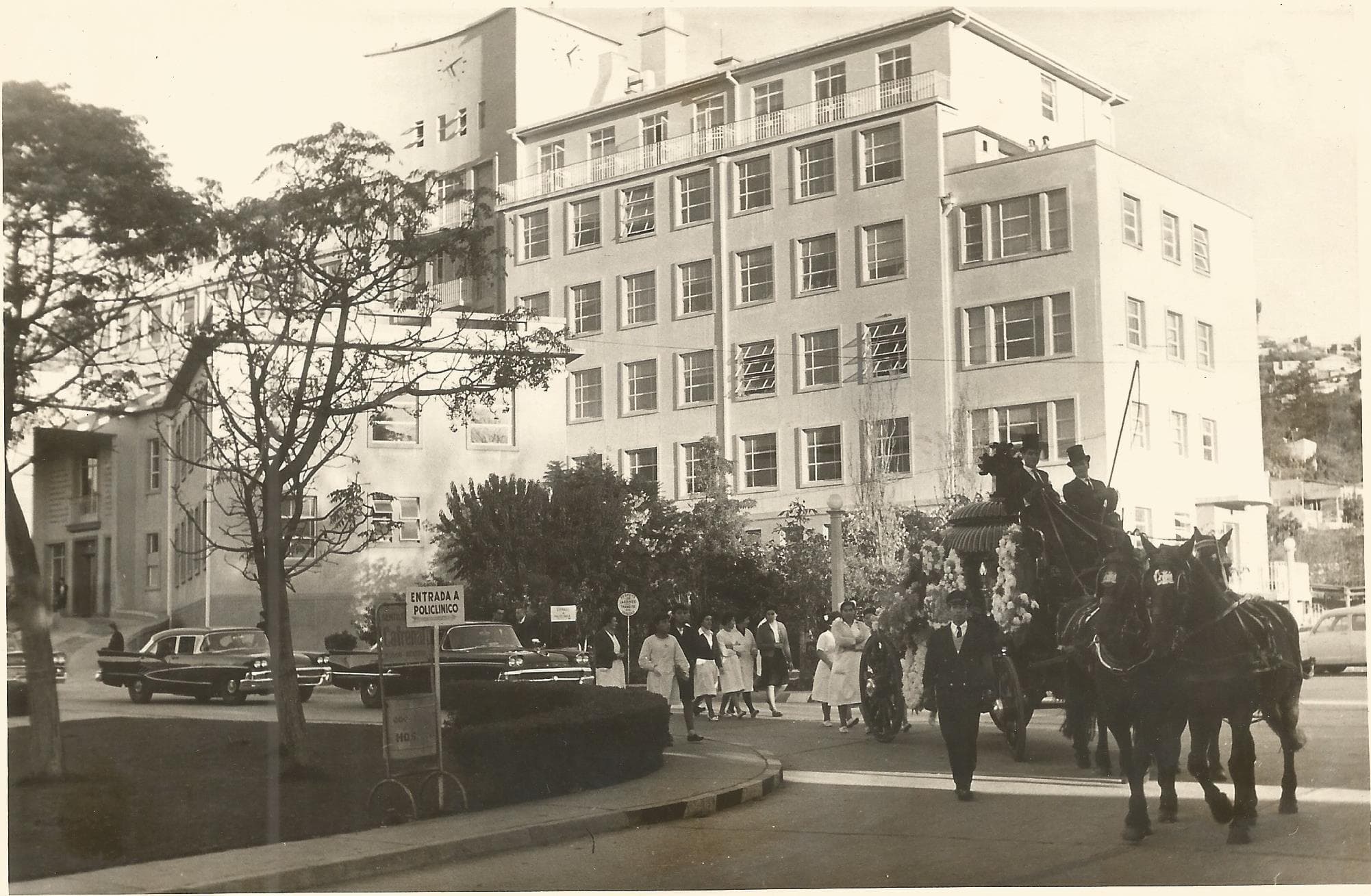 Carroza fúnebre saliendo del hospital Gustavo Fricke, 1965