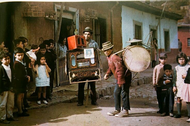 Organillero y Chinchinero en Valparaíso, 1970