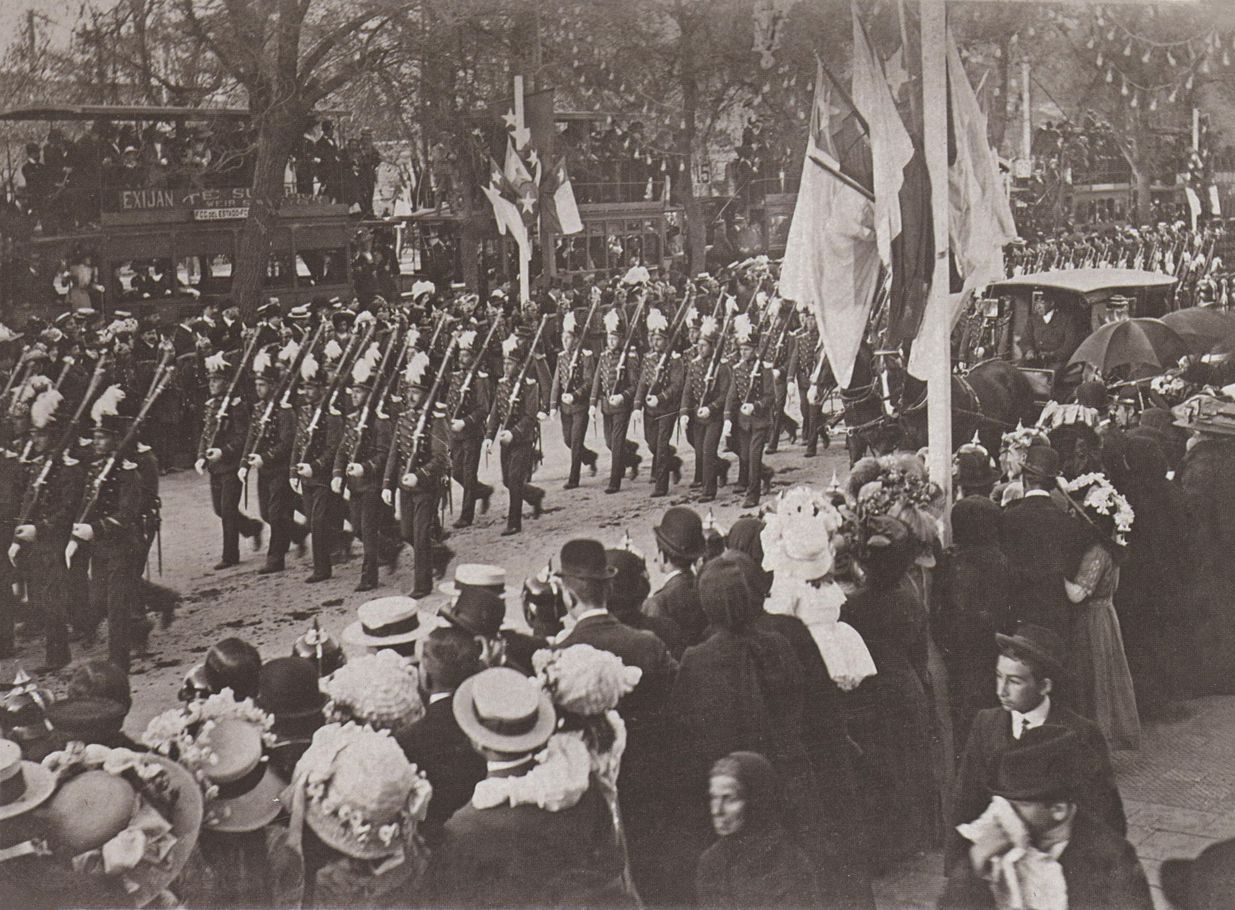 Desfile militar en Santiago por celebración del Centenario de Chile