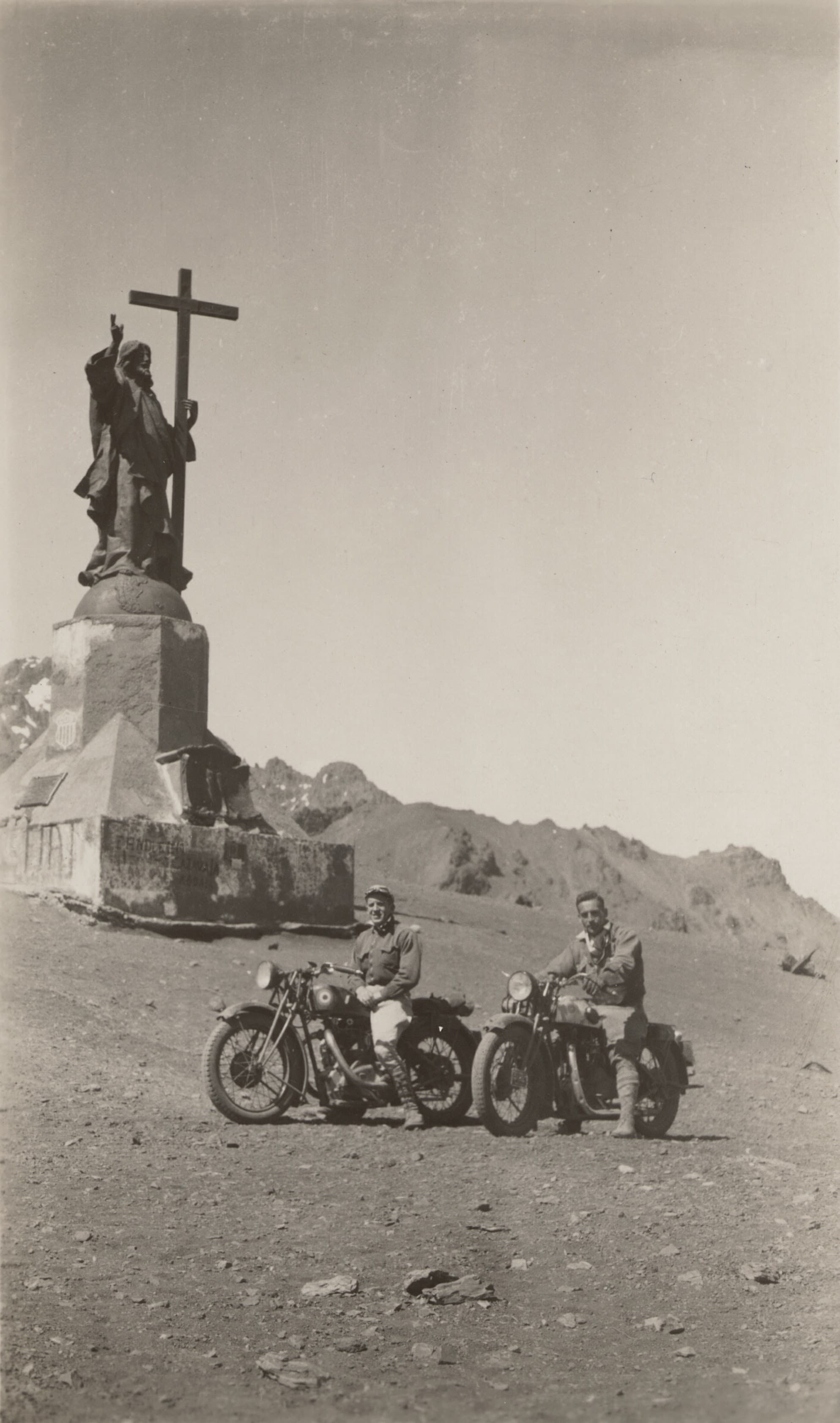 Motoqueros en el Cristo Redentor en 1930
