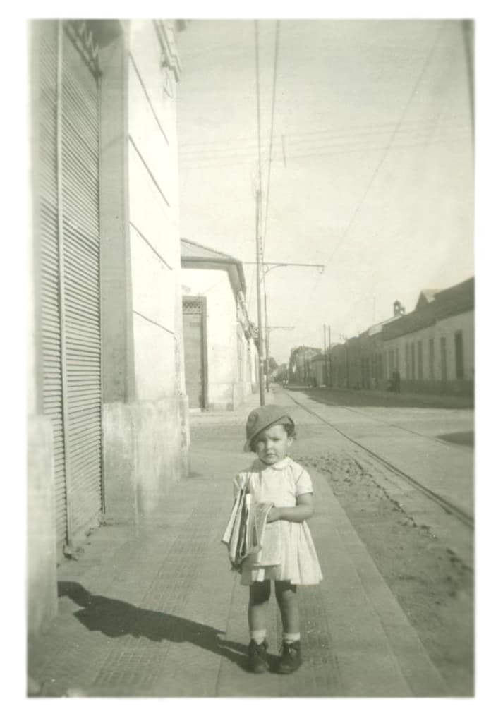Niña con diarios en Santiago, 1959