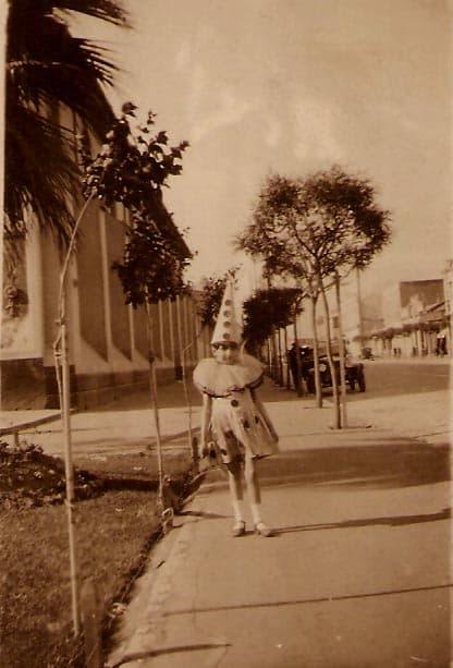 Niña Disfrazada en Recoleta, 1930