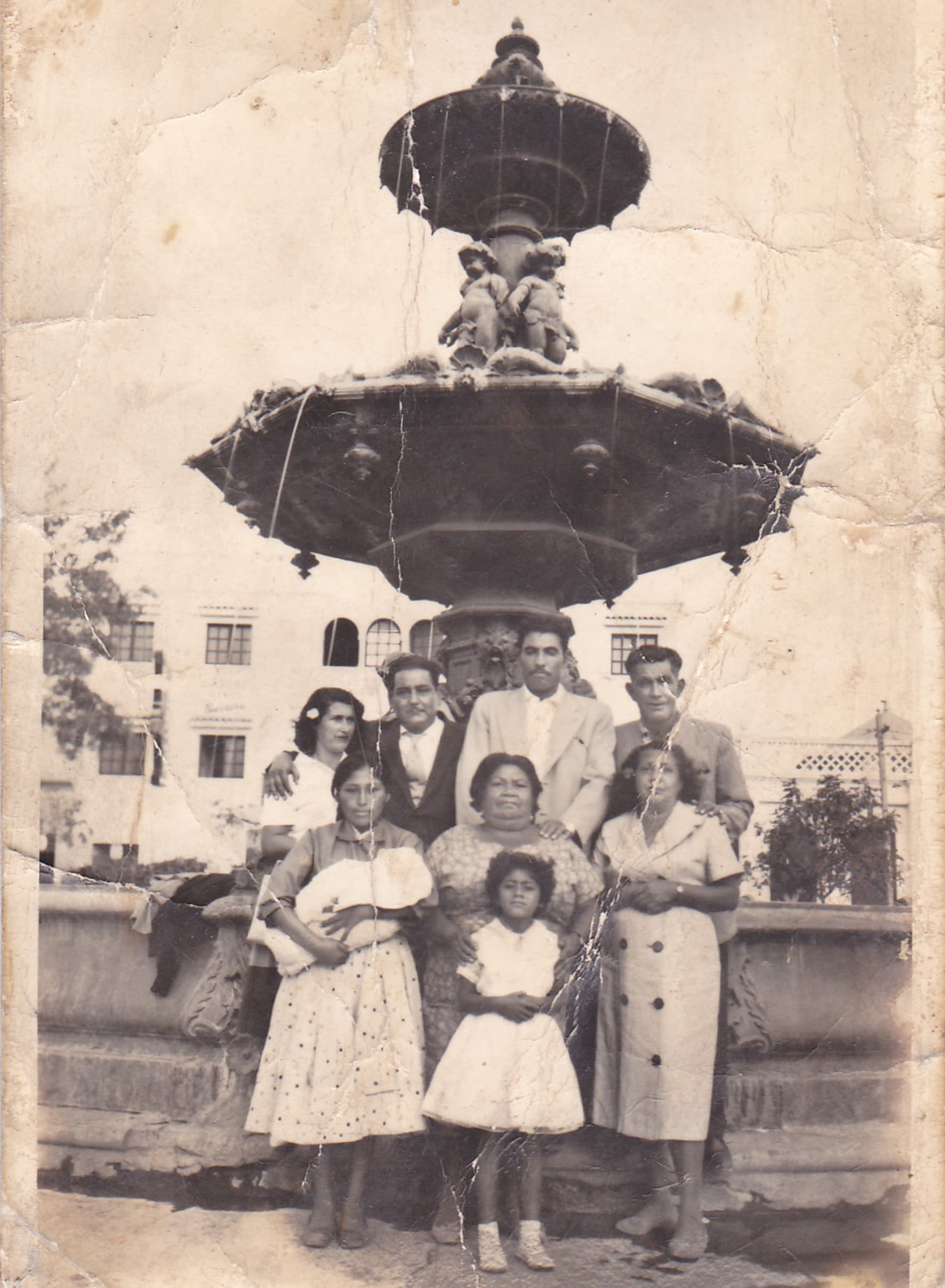 Familia en Plaza de Tacna en 1940