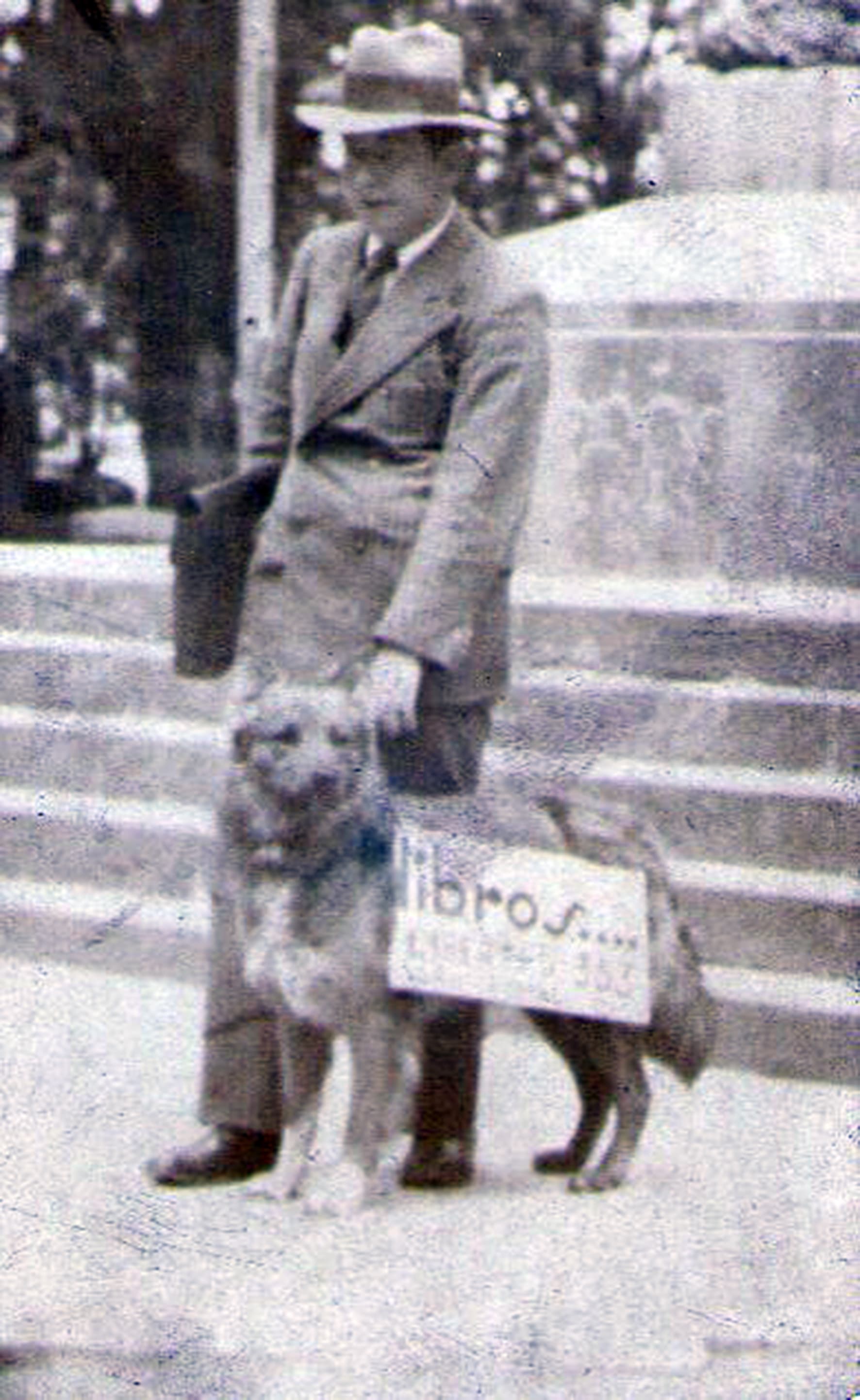 Propagandista y su perro, Talca 1930