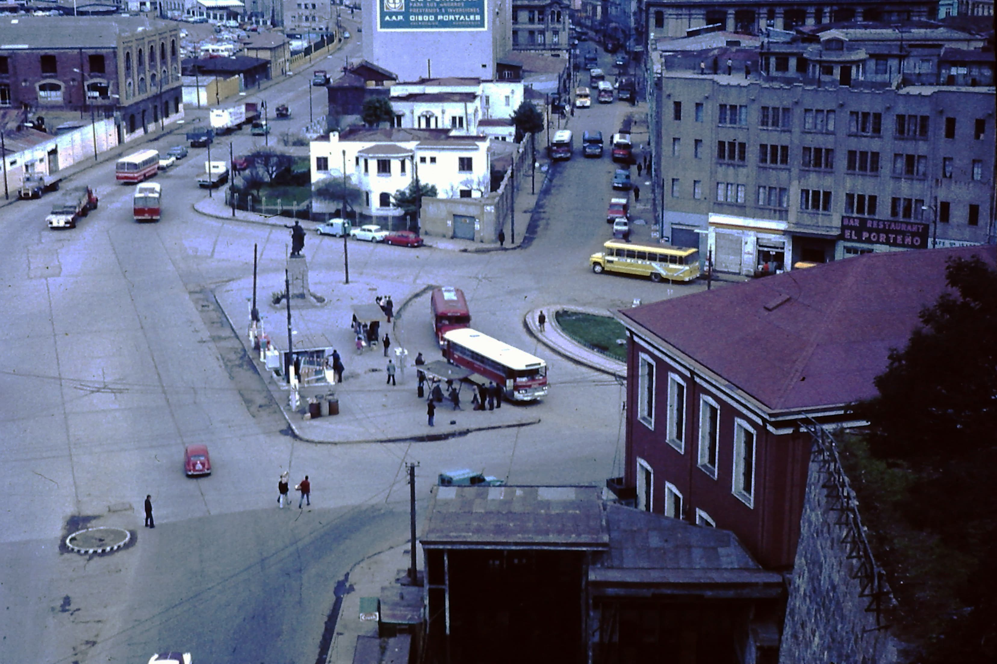 Vaparaíso desde ascensor Artillería en los 70s