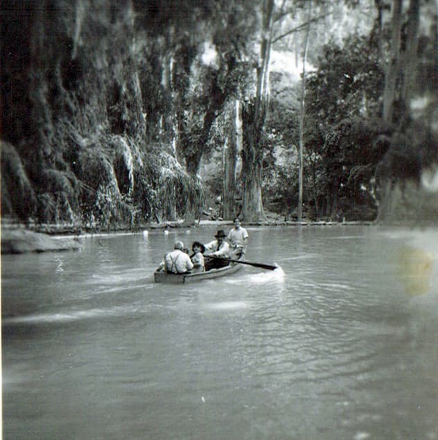 Paseo en bote en las Termas de Cauquenes, 1945