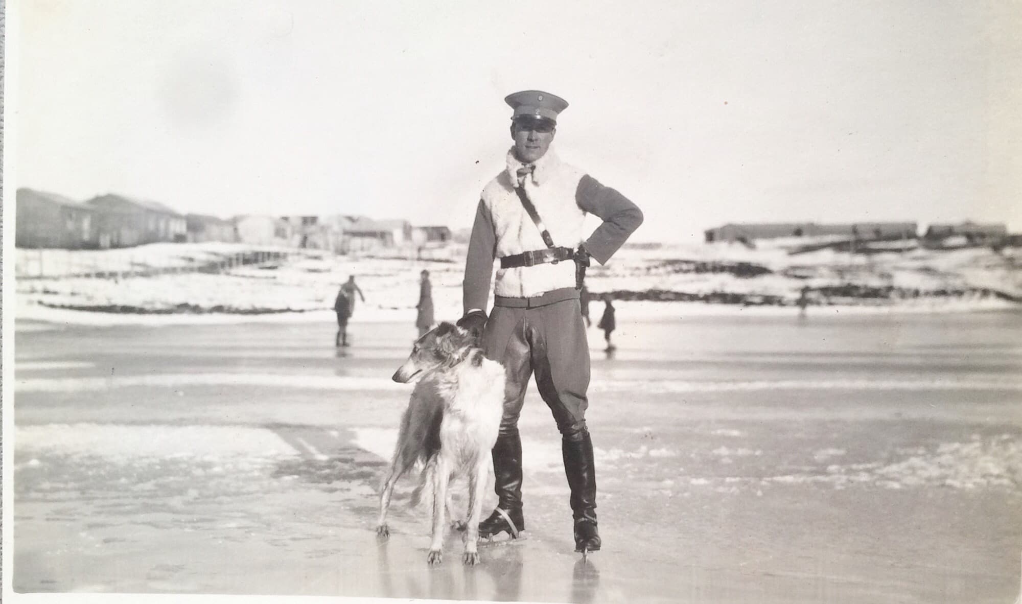 Capitán con su perro en Punta Arenas, 1918