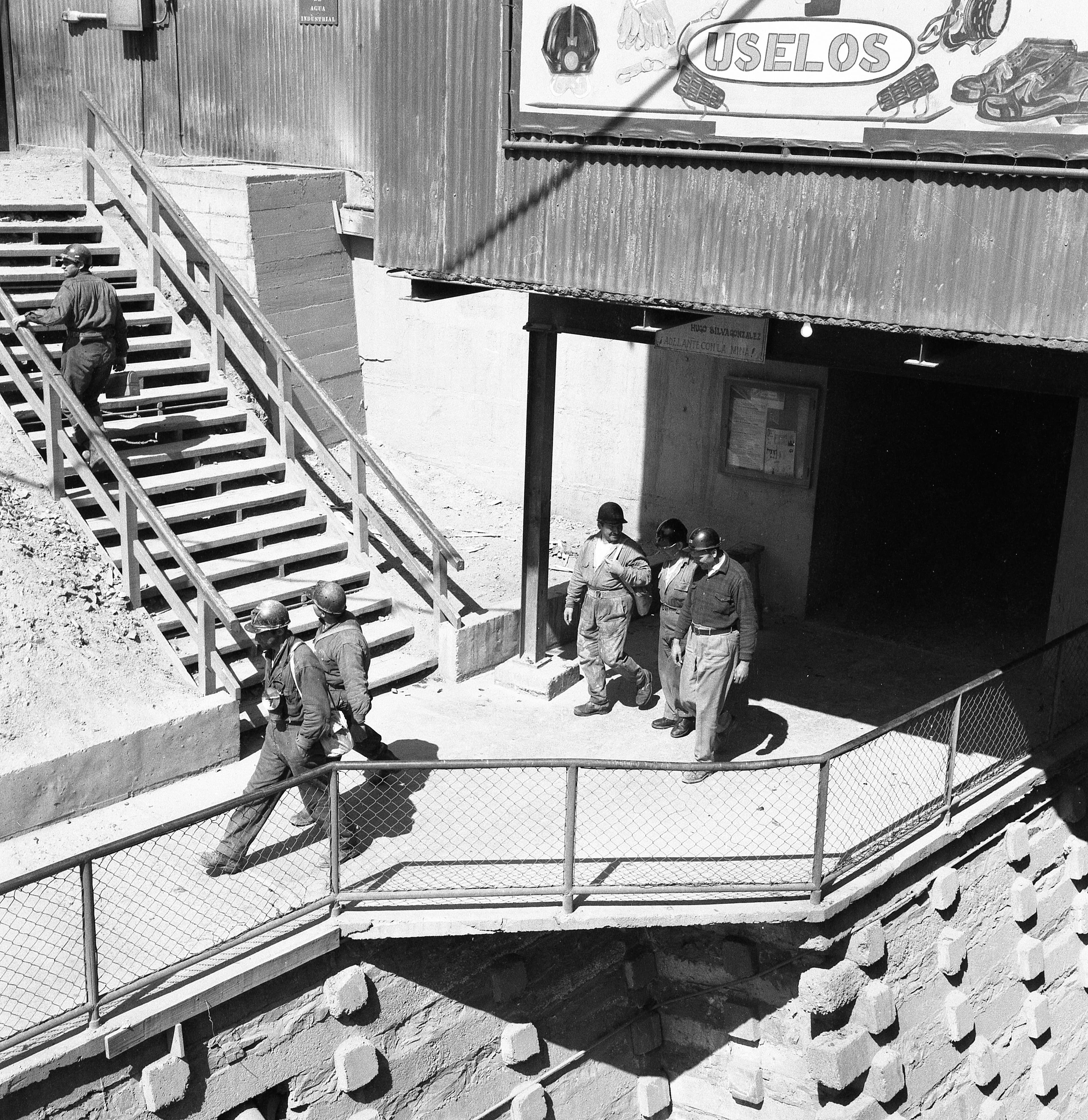 Mineros hacia la faena de Sewell, 1965