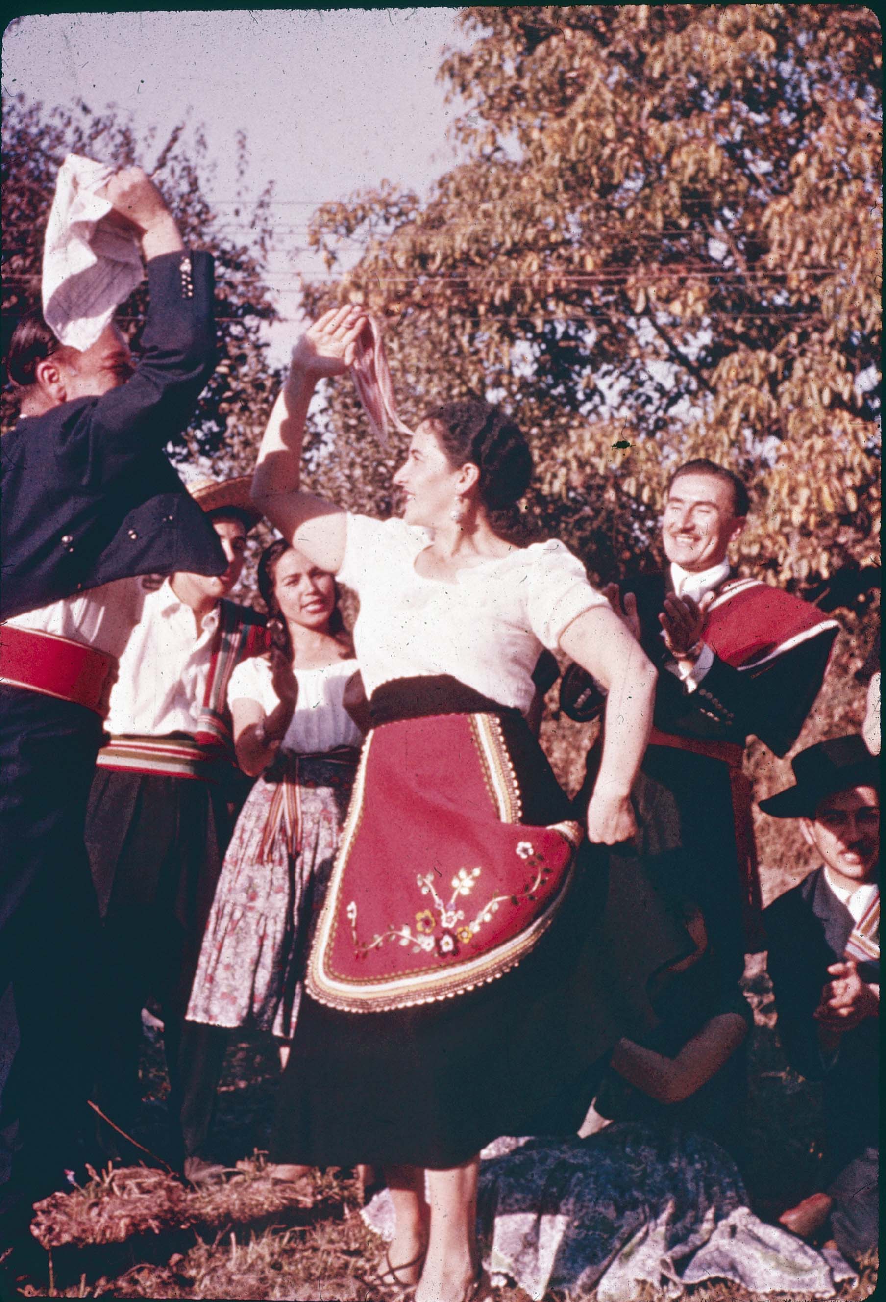 Huasa bailando cueca en los 60
