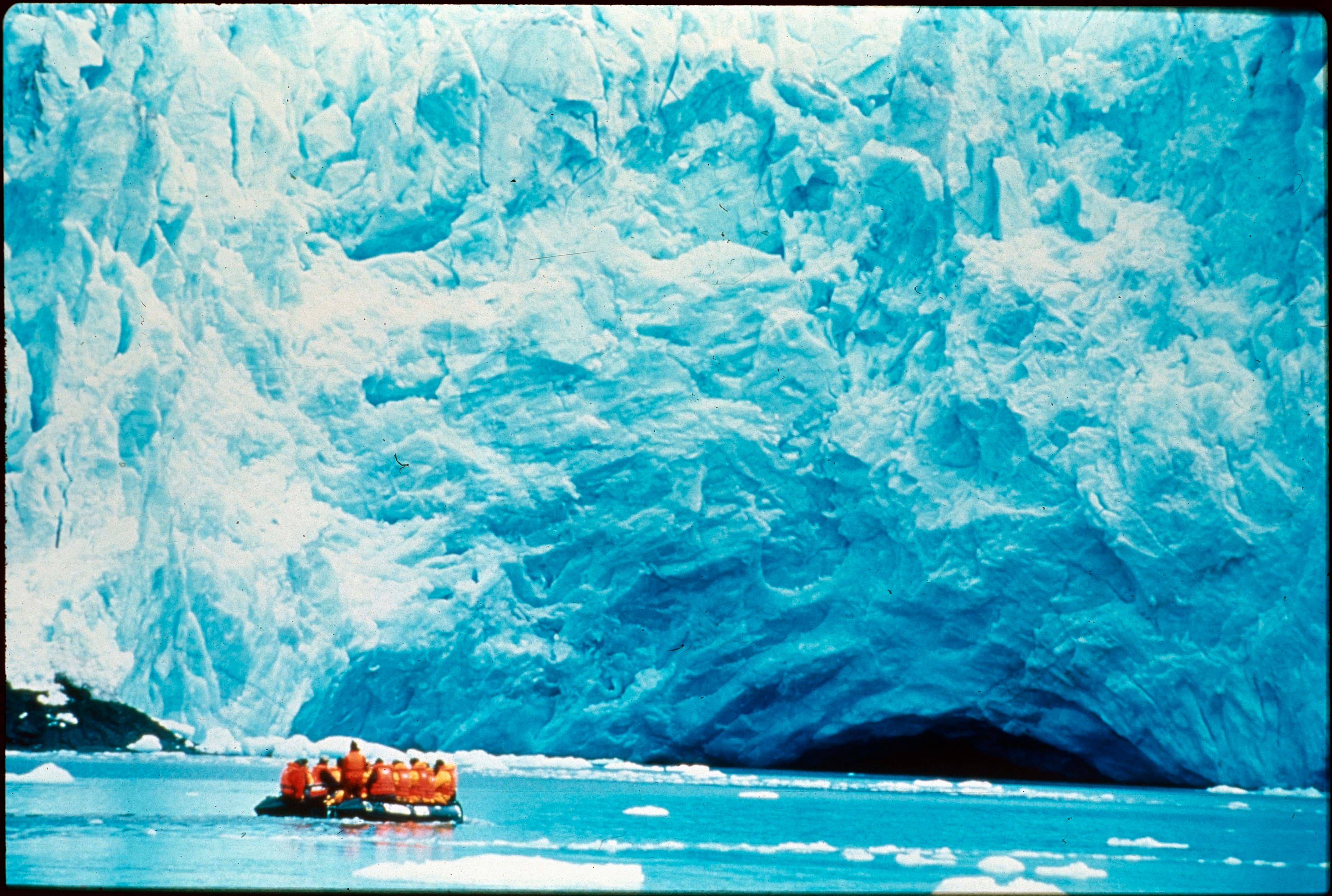 Turistas en glaciar en los 90s