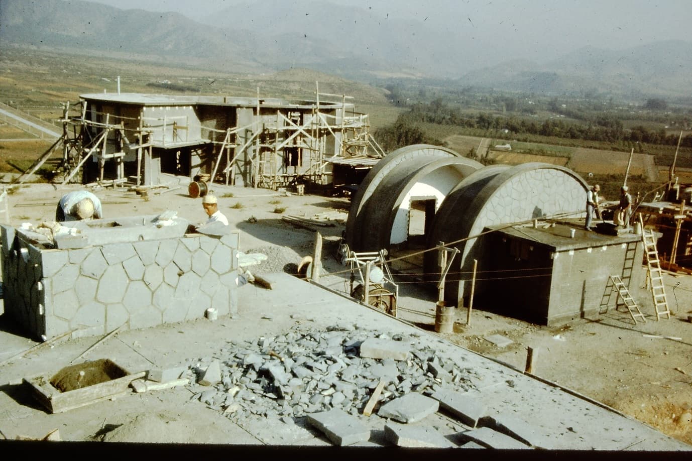 Construcción observatorio Cerro Calán en 1958