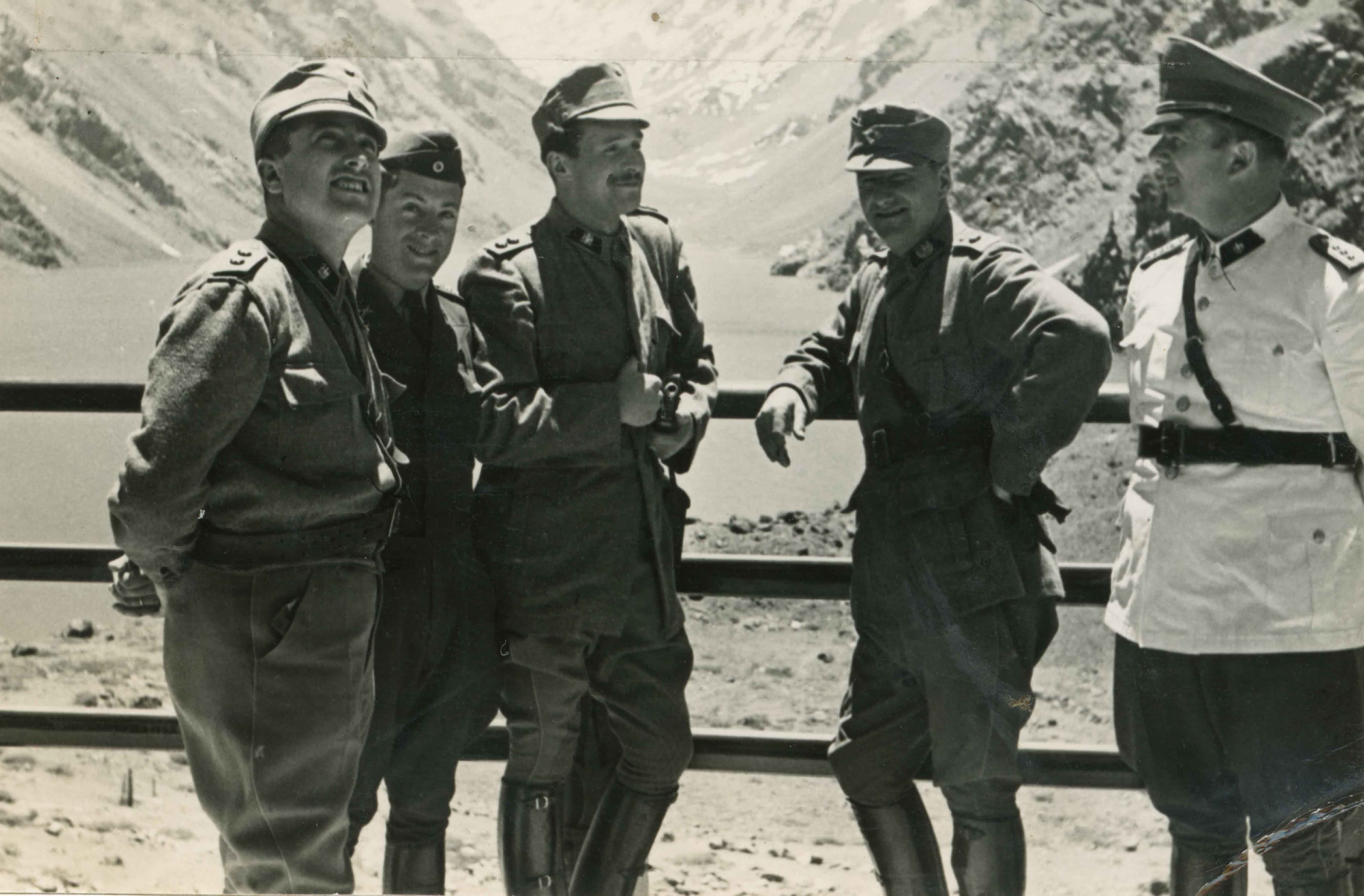 Militares en la Laguna del Inca en 1945