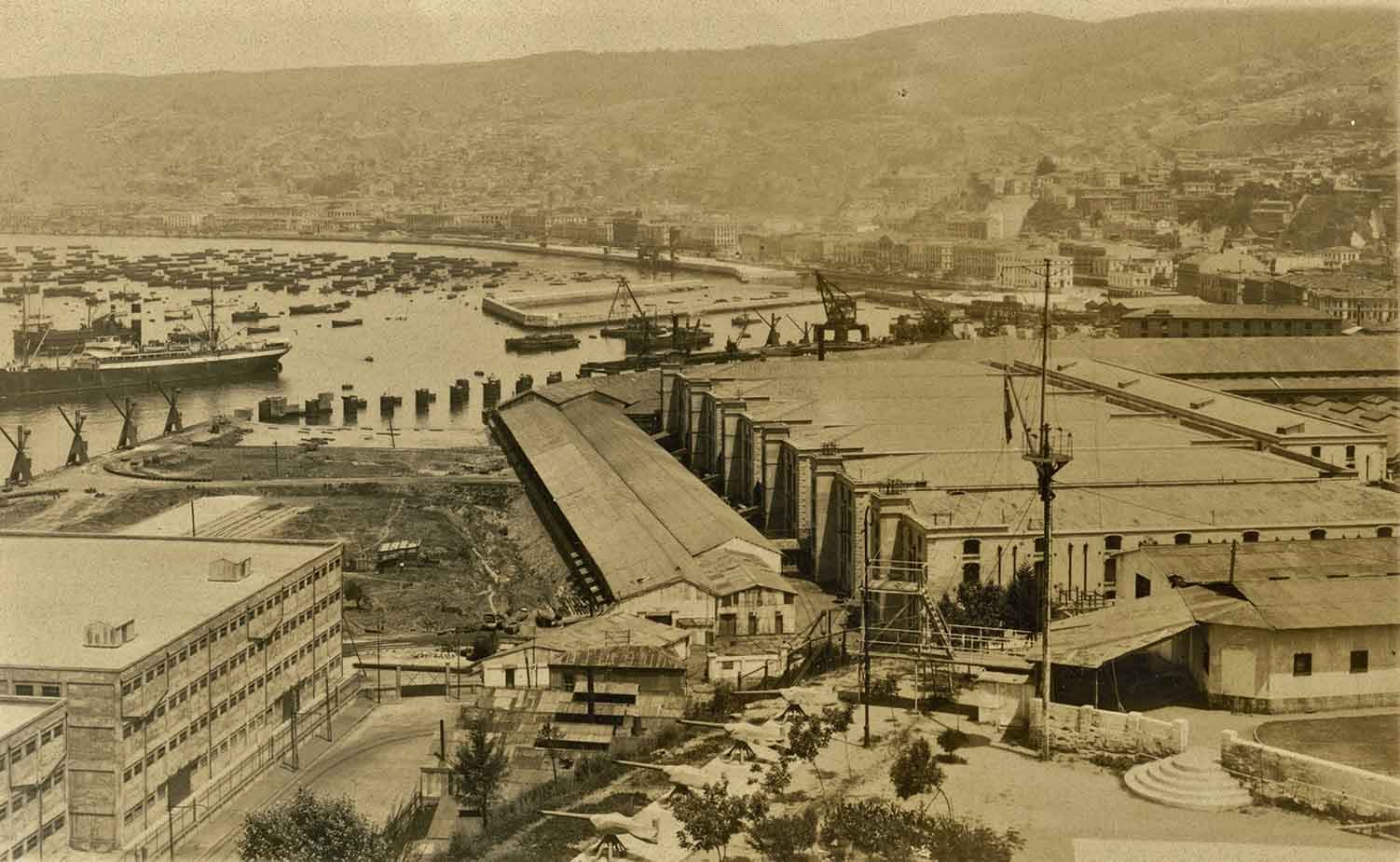 Muelle, Malecón y Puerto de Valparaíso en 1922