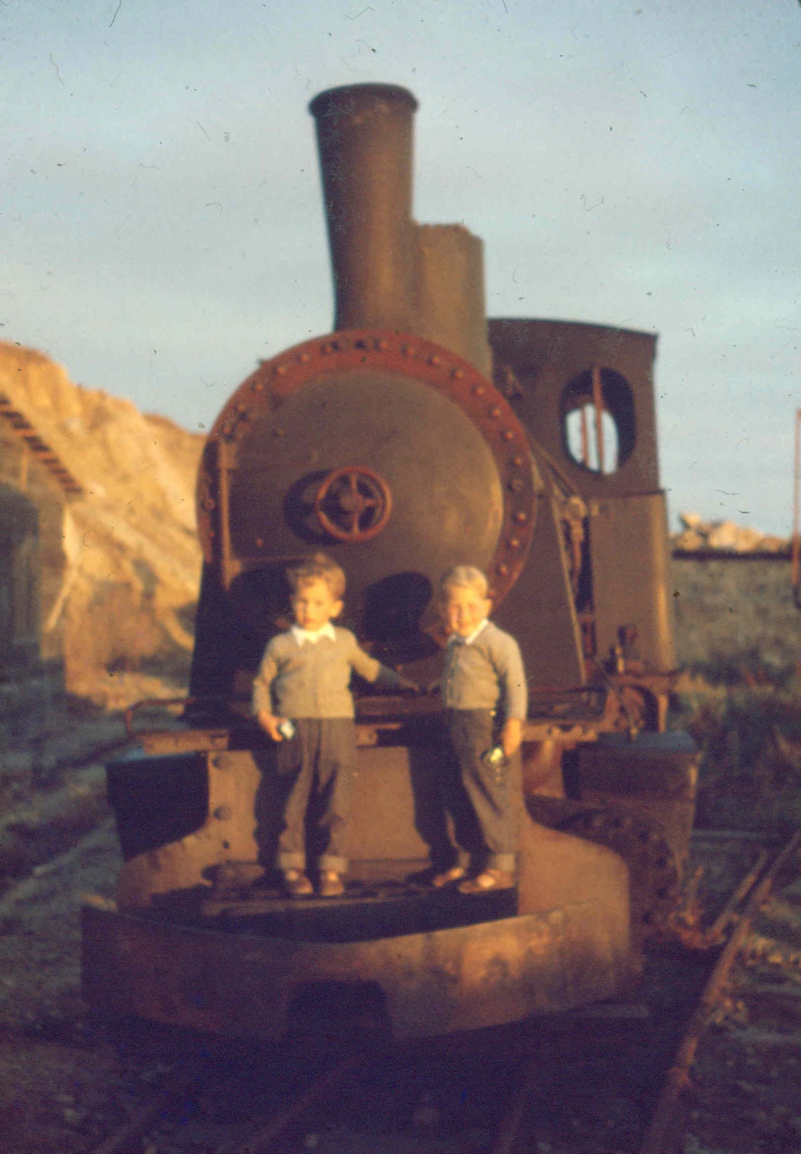 Niños sobre ferrocarril, San Antonio, 1957