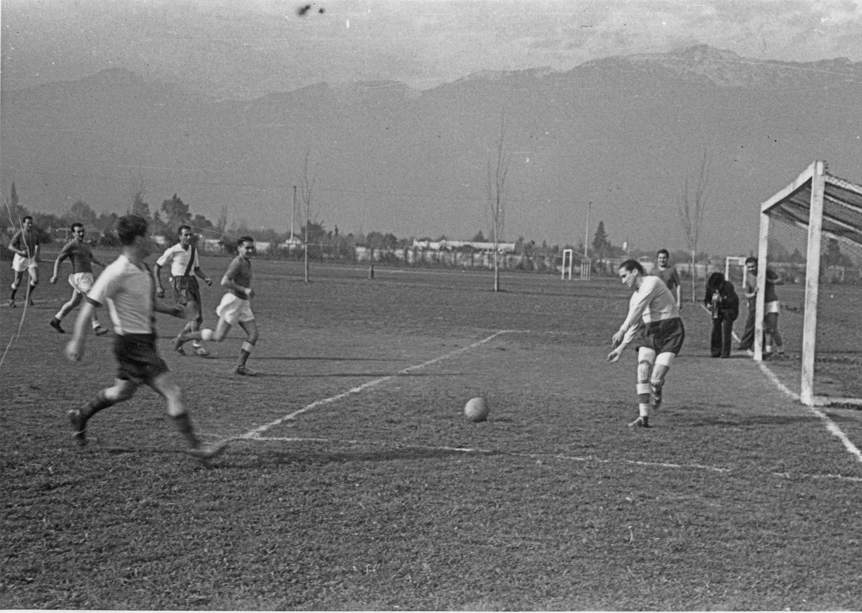 Partido de fútbol en 1946