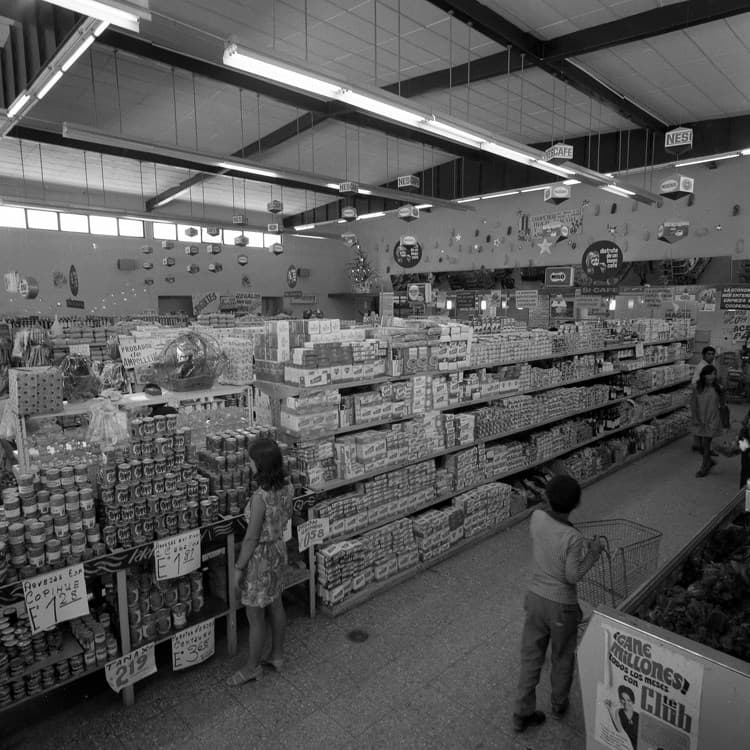 Interior de supermercado en 1972