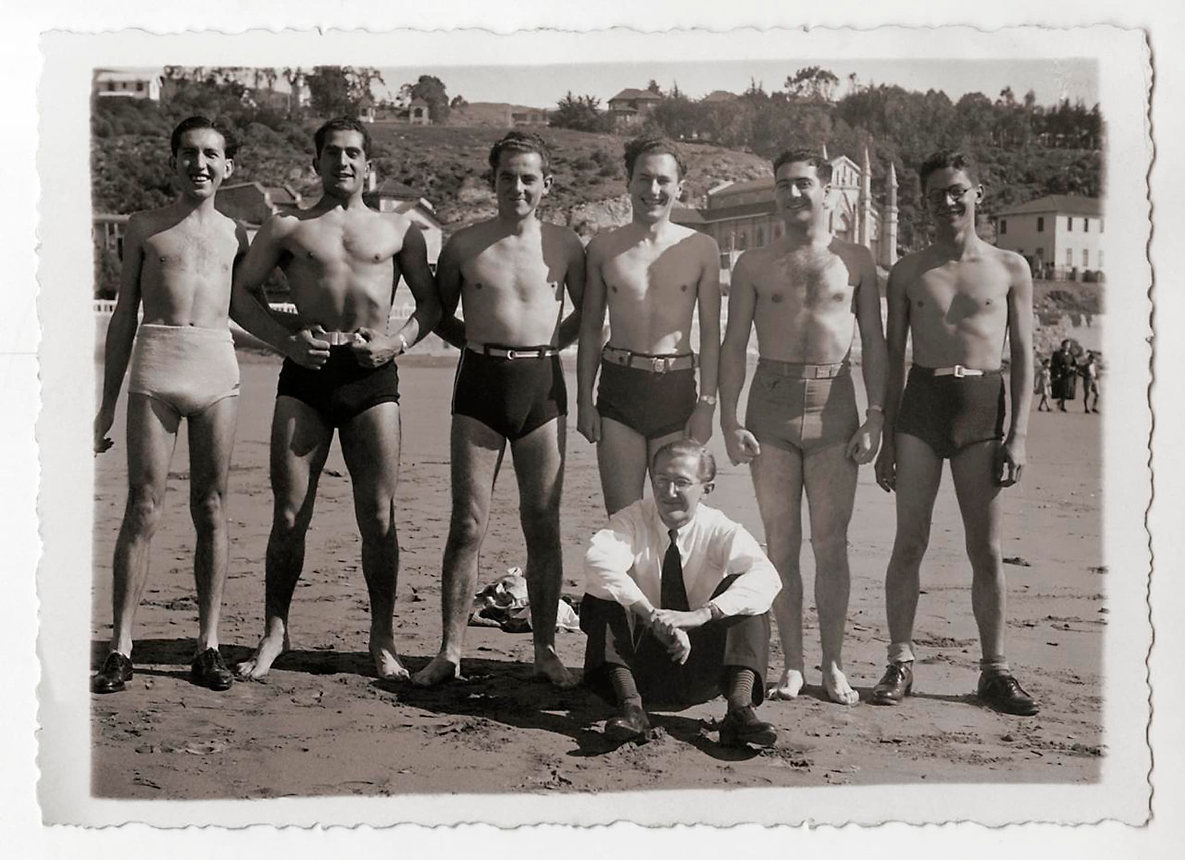 Amigos en Playa Chica de Cartagena en 1930