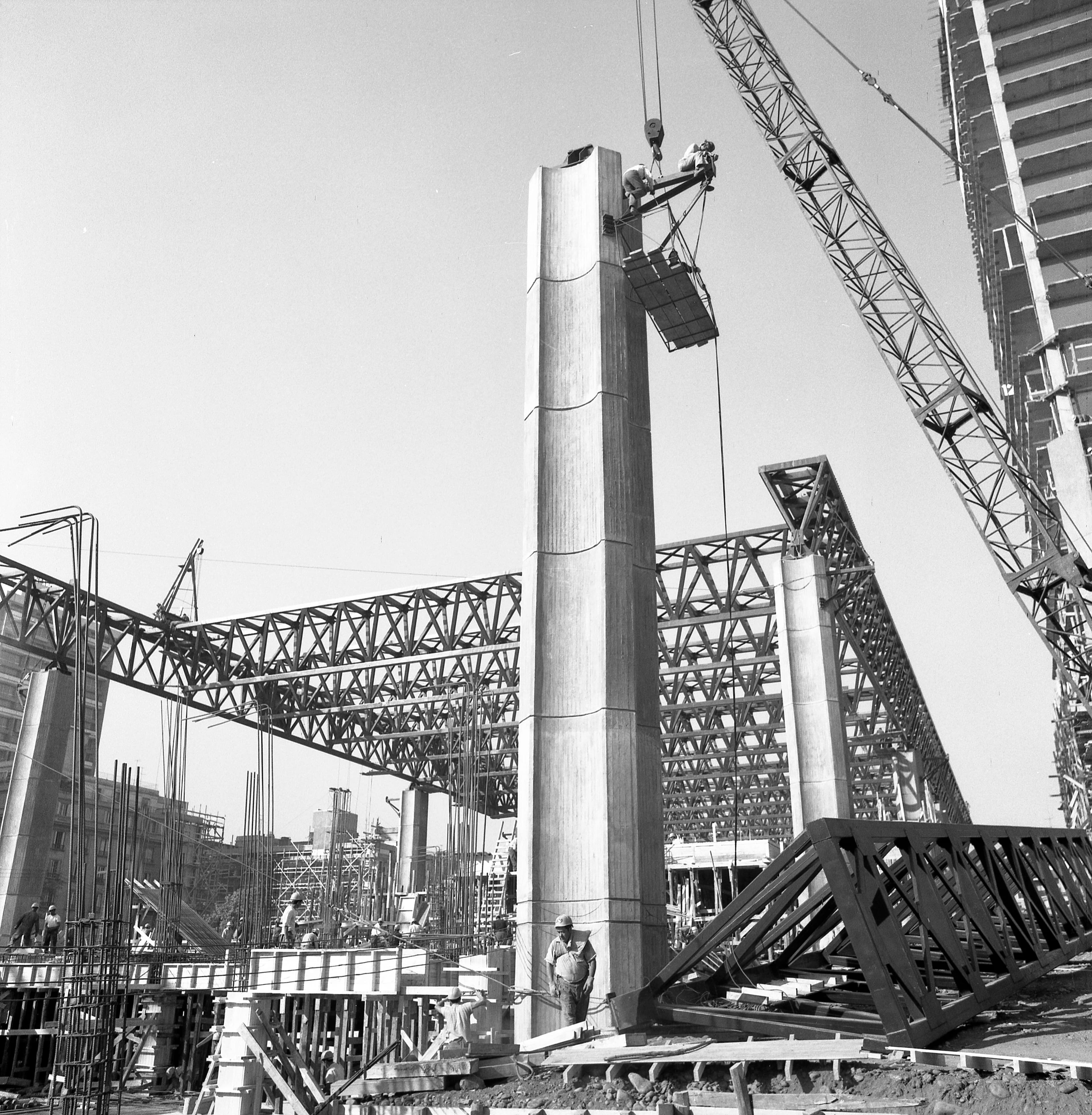 Construcción Edificio Unctad III-Gabriela Mistral-CAP-Maestranza Cerrillos en 1971