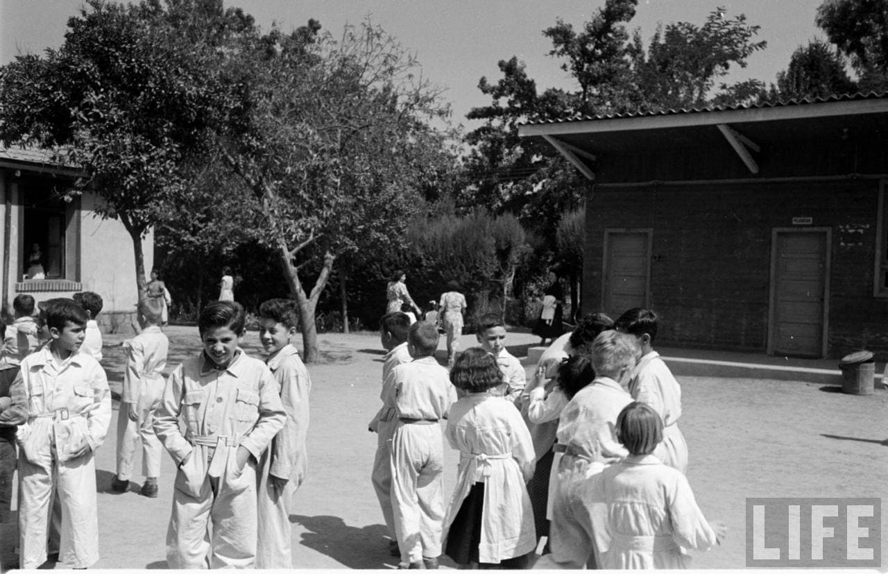 Recreo en el patio del Liceo Experimental Manuel de Salas. Santiago, 11 de abril de 1950.
