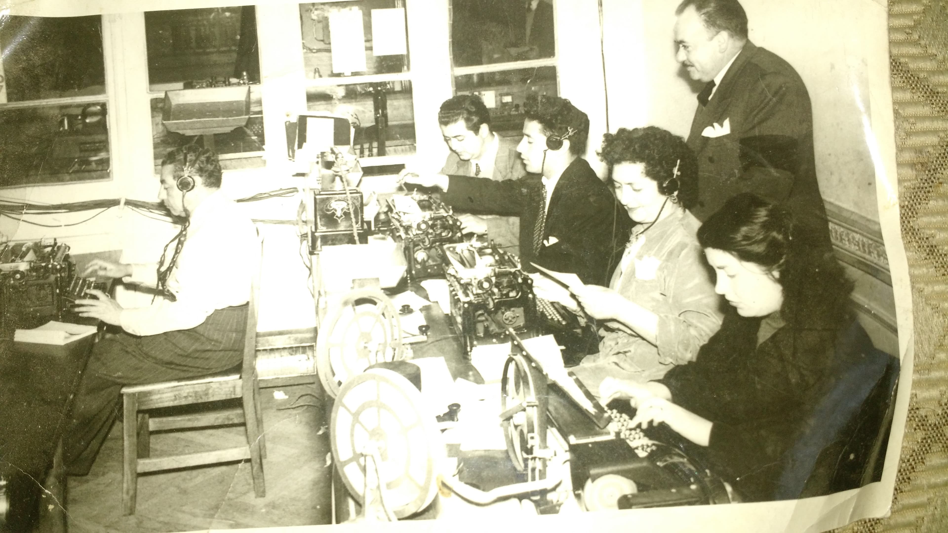 Telégrafo comercial, de pie Jorge Rojas Pizarro, telegrafista, 1955