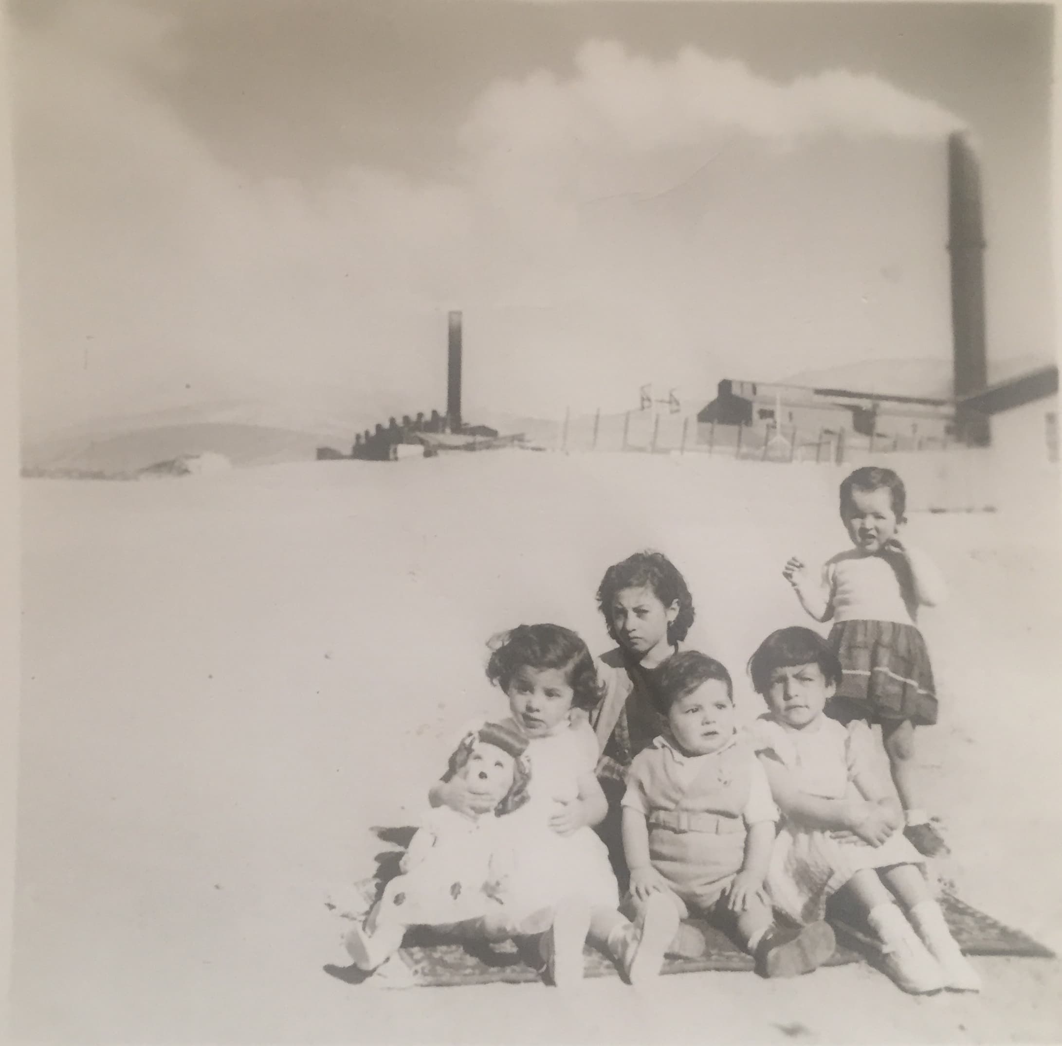 Niños posando delante de la fundición del asentamiento minero de Potrerillos. Región de Atacama. Primero de semptiembre, 1956.