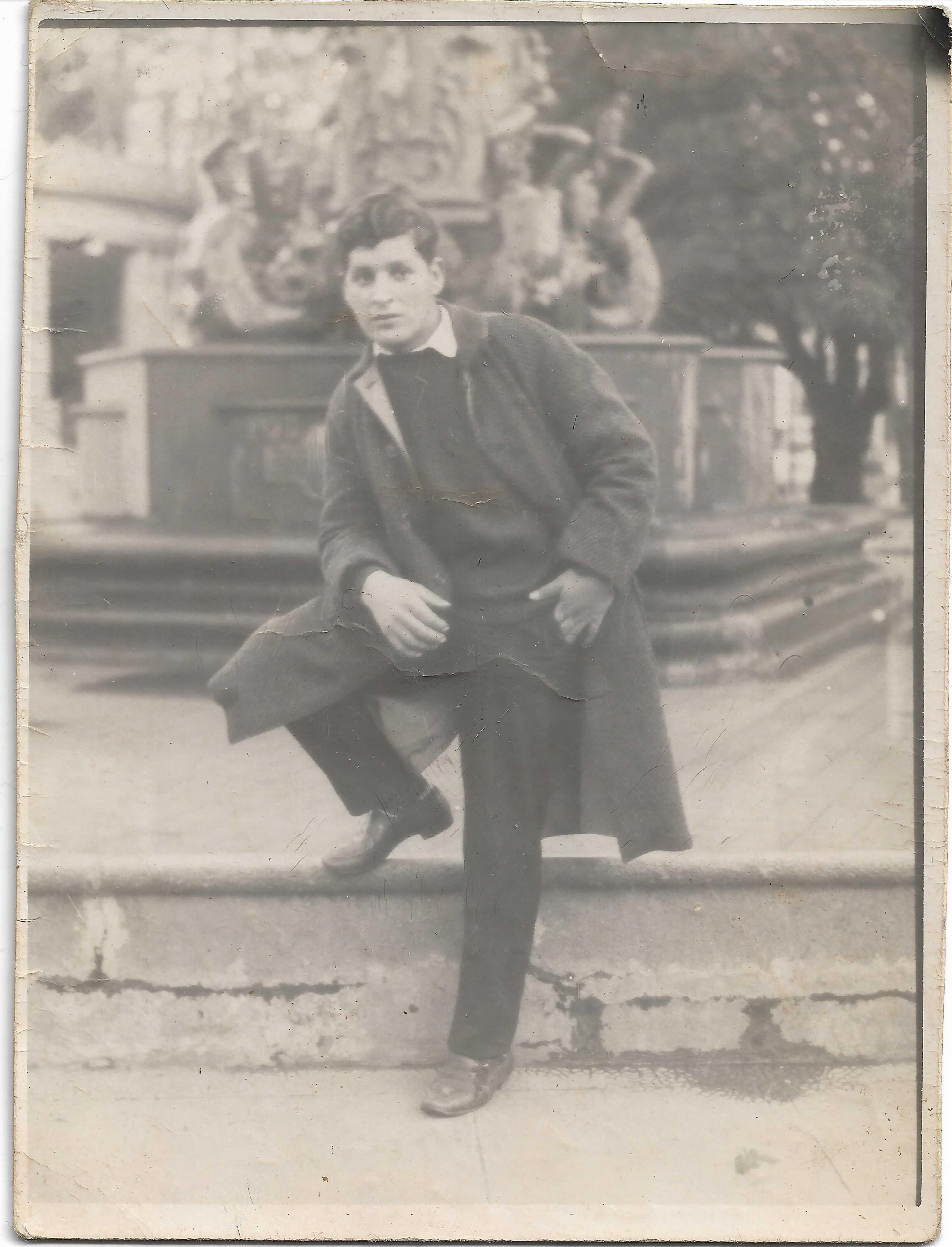 Hombre en pileta de la Plaza Independencia de Concepción, 1964