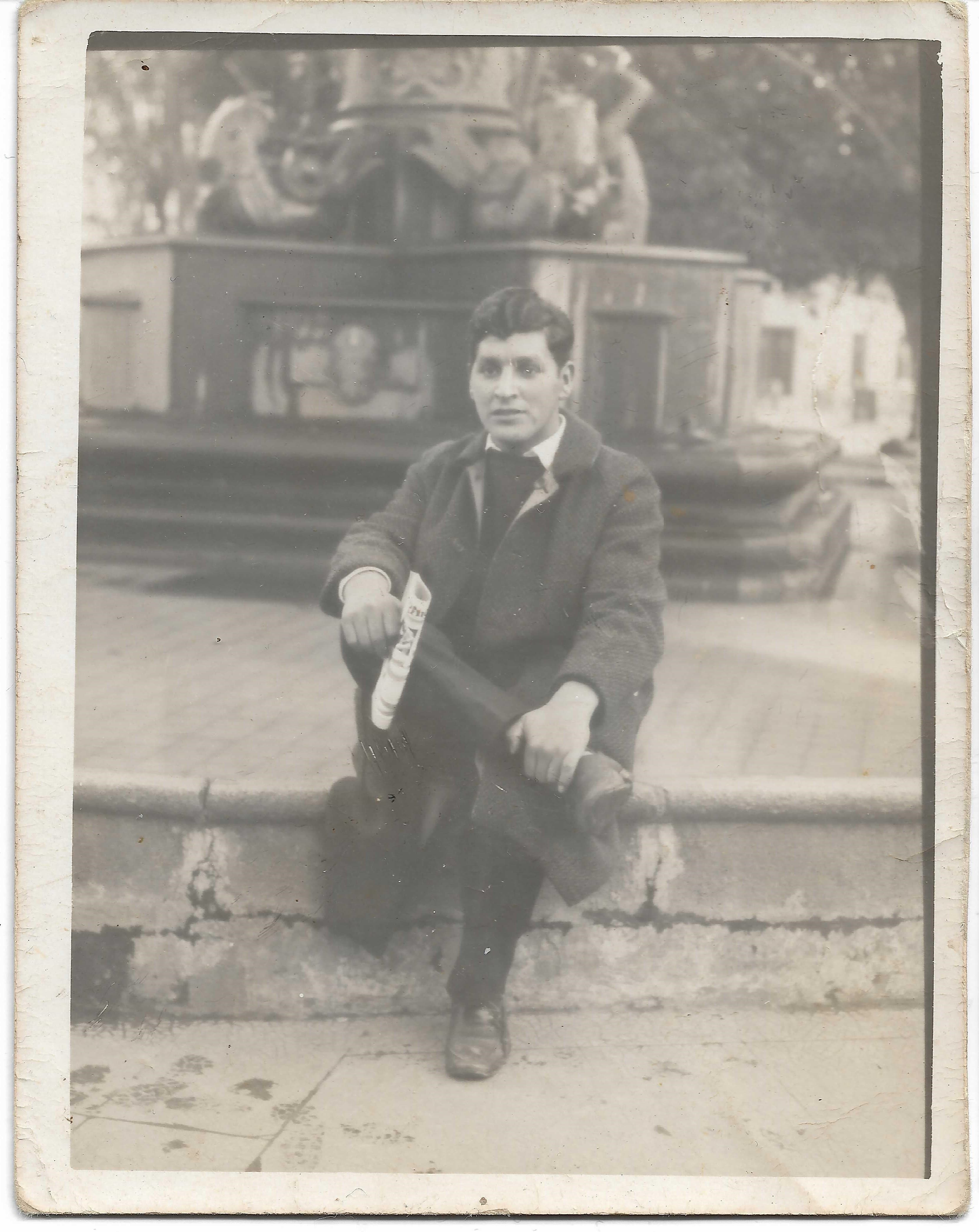 Hombre en pileta de la Plaza Independencia de Concepción II, 1964