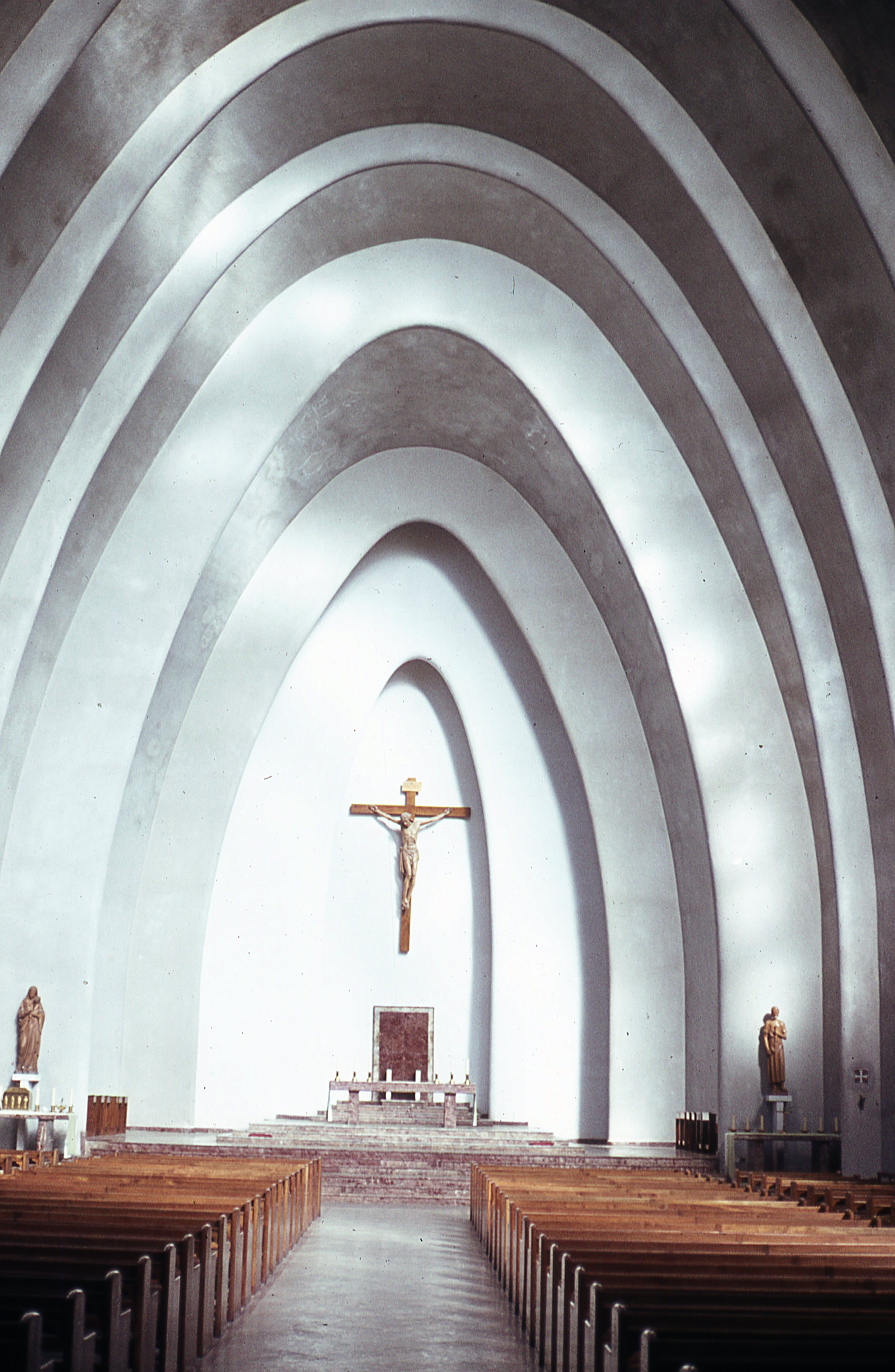 Interior de la Catedral de Chillán en 1970
