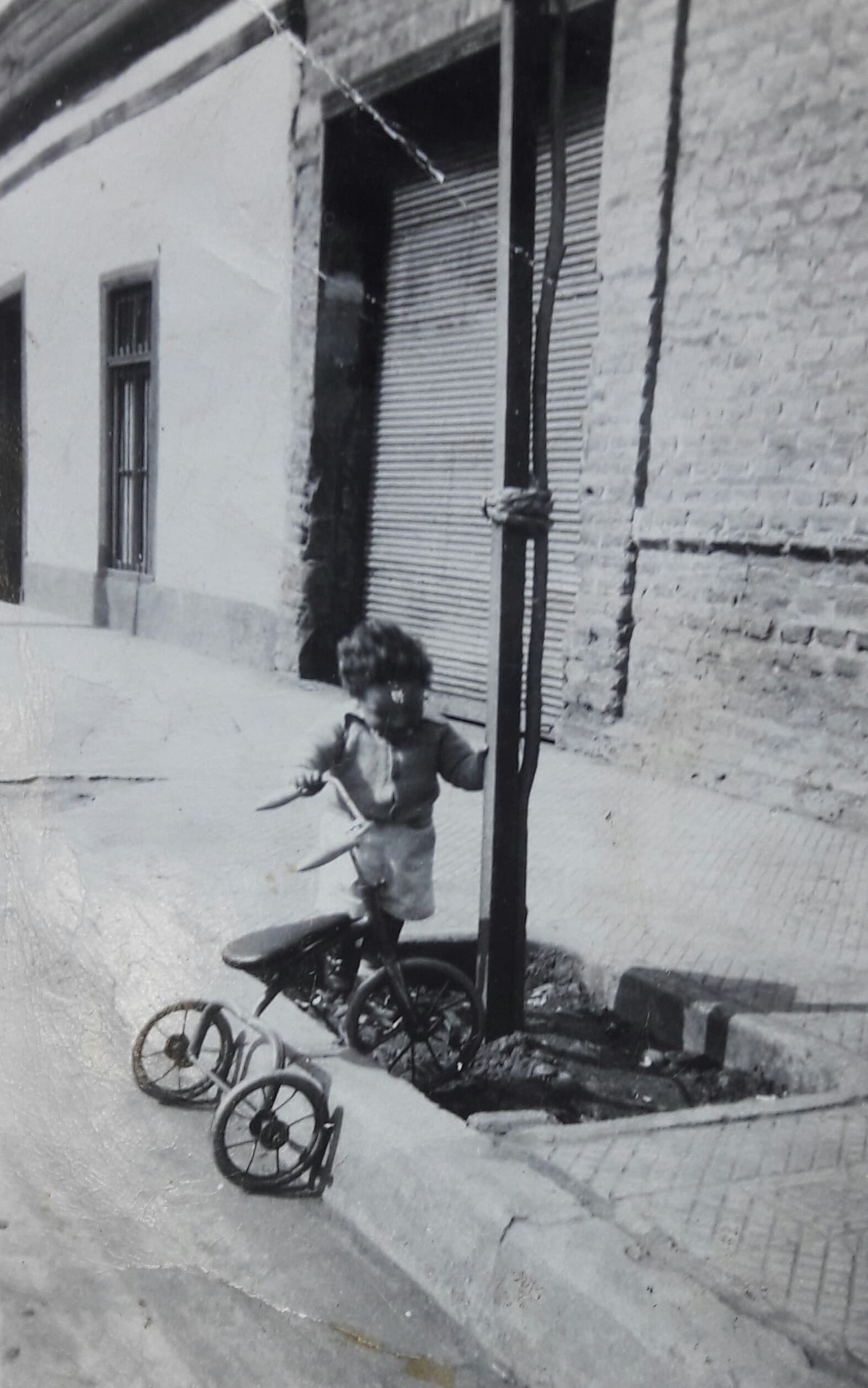Niño con triciclo, 1950
