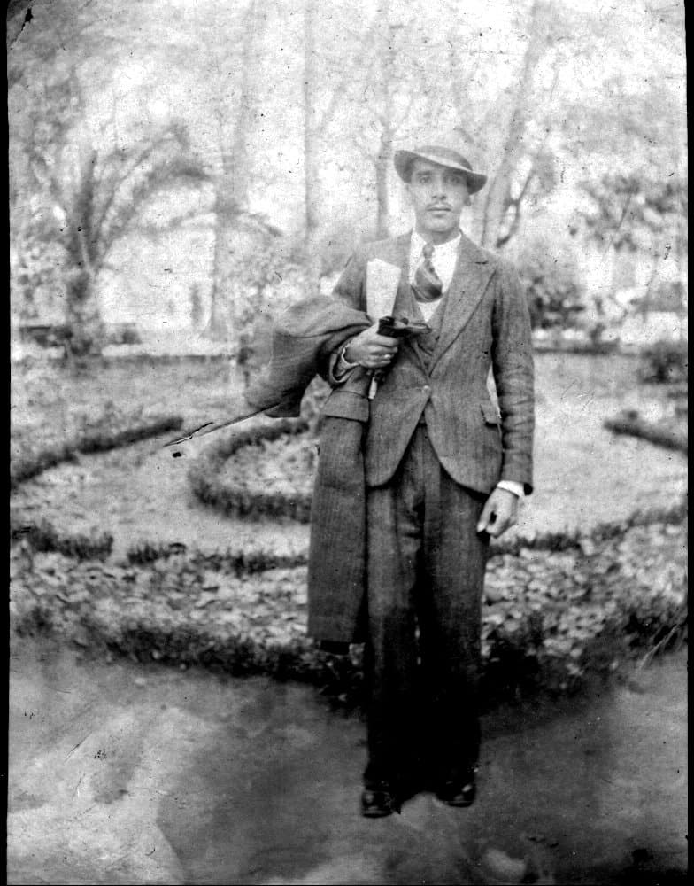 Carlos Sandoval en la Plaza de Independencia, Concepción, 1932