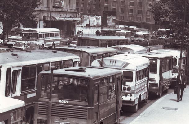Tráfico de locomoción colectiva en la Alameda, 1991