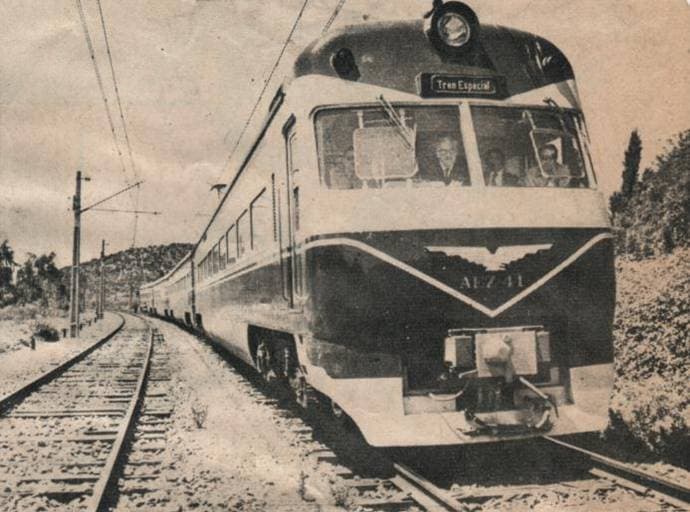 Automotor realizando pruebas en la vía férrea, 1973