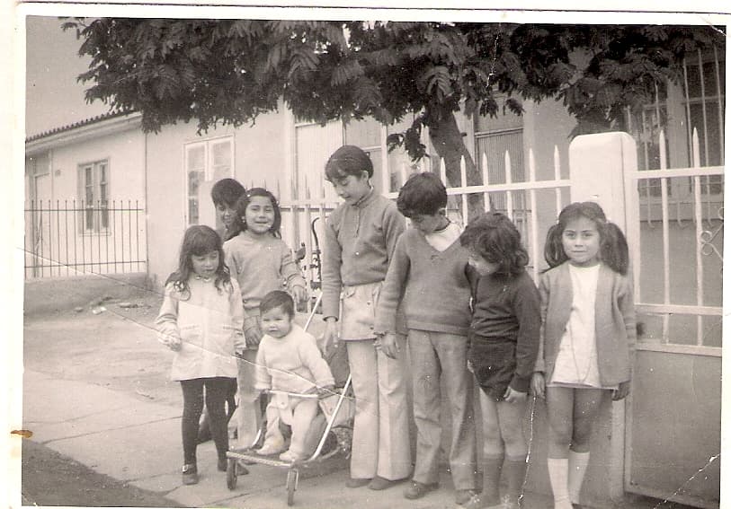 Niños de la población Villa Sur, pasaje Aristóteles, 1971