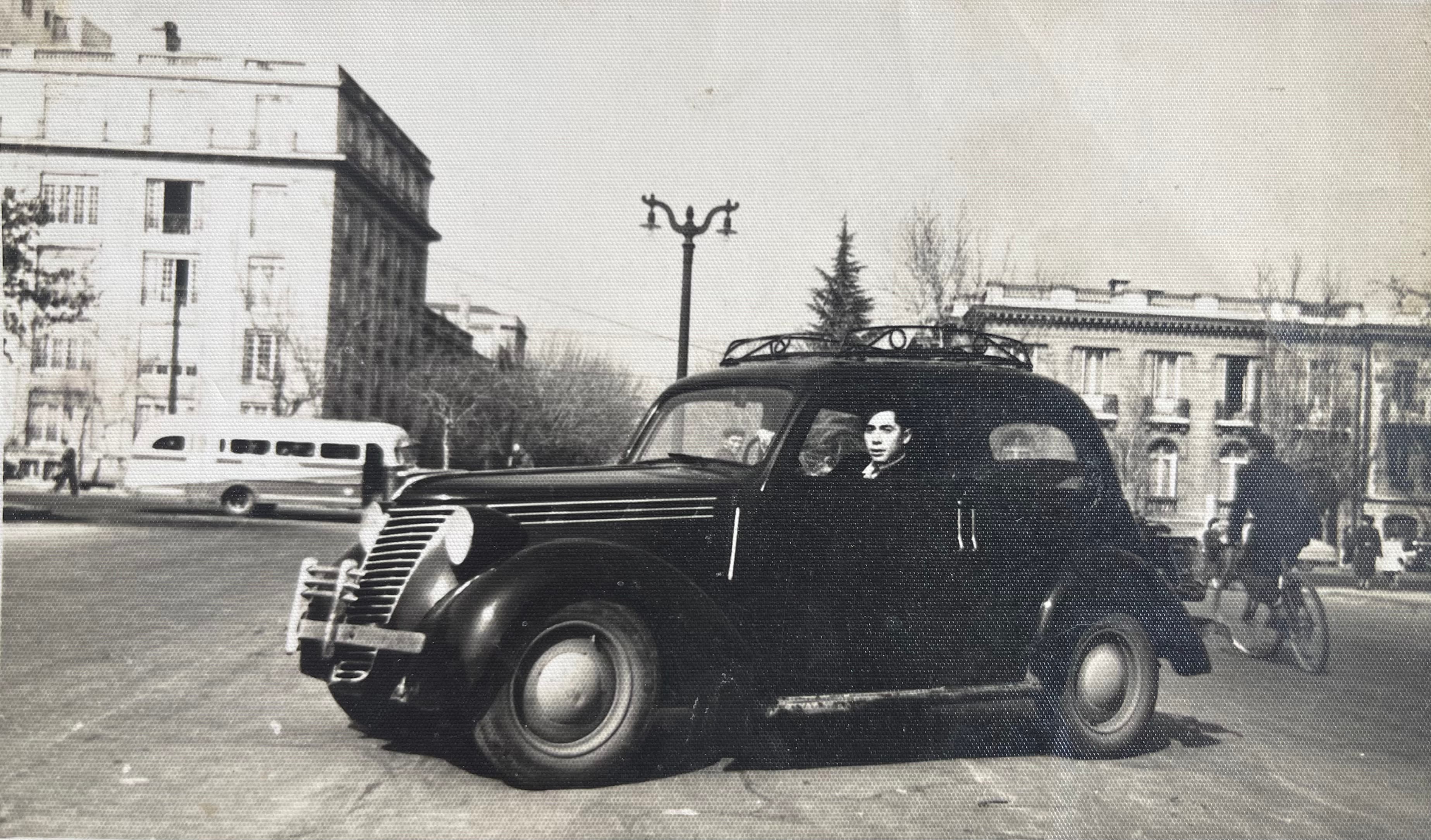 Mi abuelo en un auto de la época, 1955