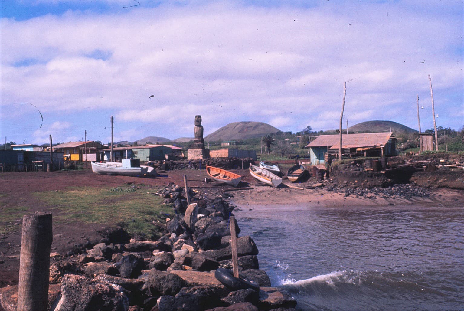 Caleta Hanga Roa en 1973