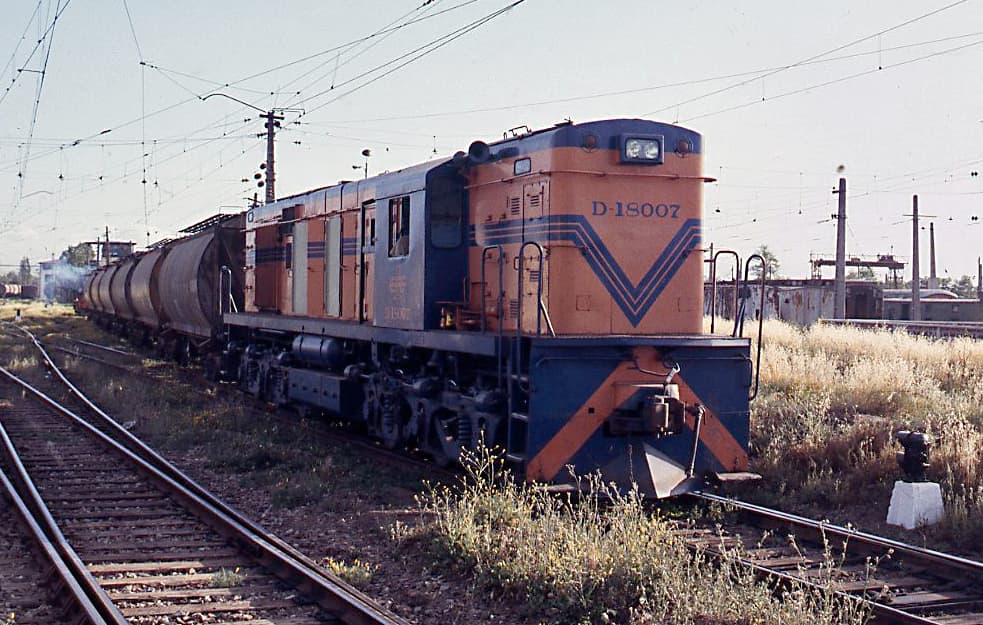 Tren carguero haciendo maniobras en Alameda, 1994