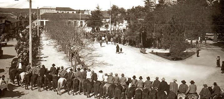Huasos en la plaza, 1930