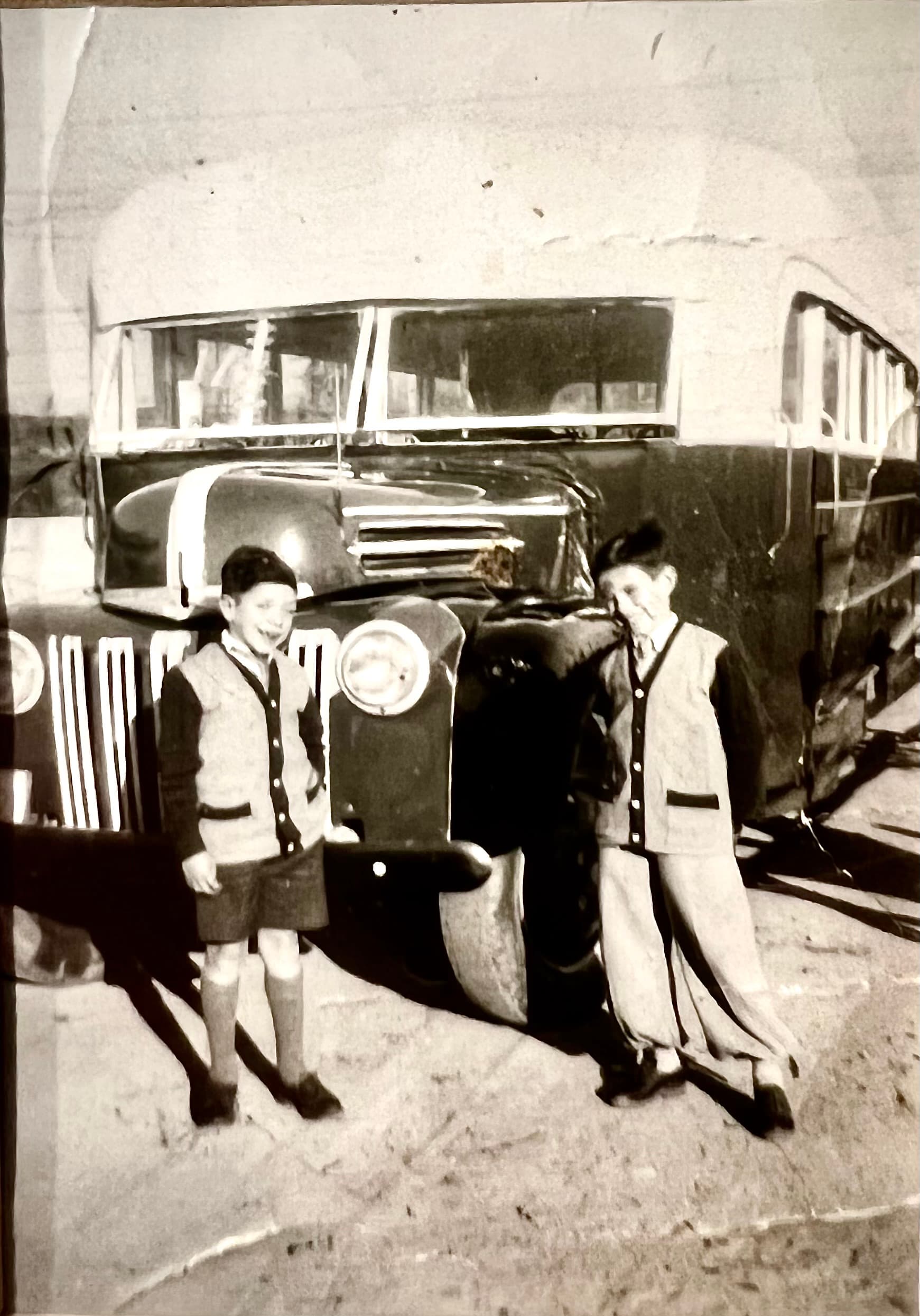 Hermanos en transporte público de Valparaíso en 1952