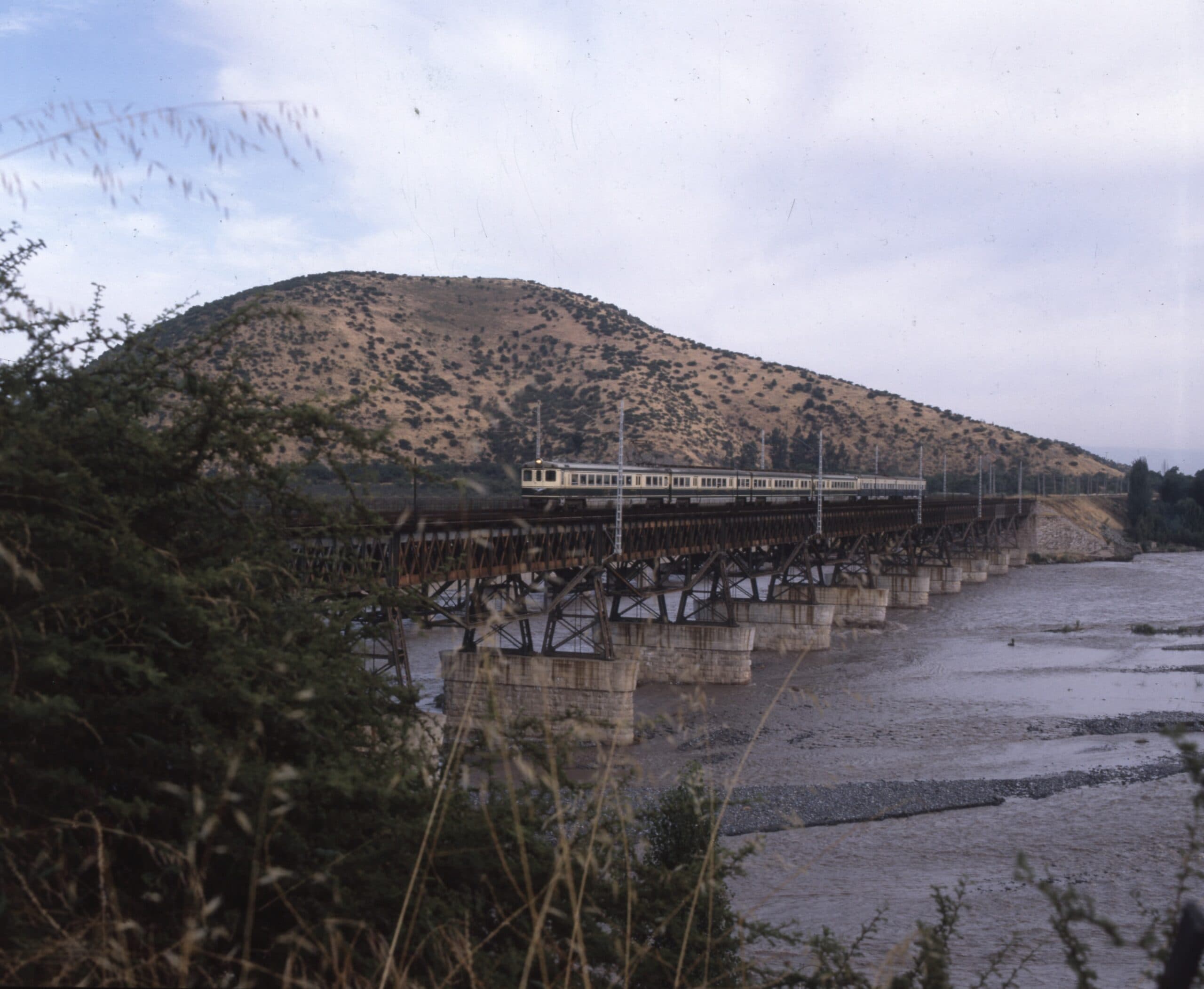Puente ferroviario sobre río Maipo en 1980