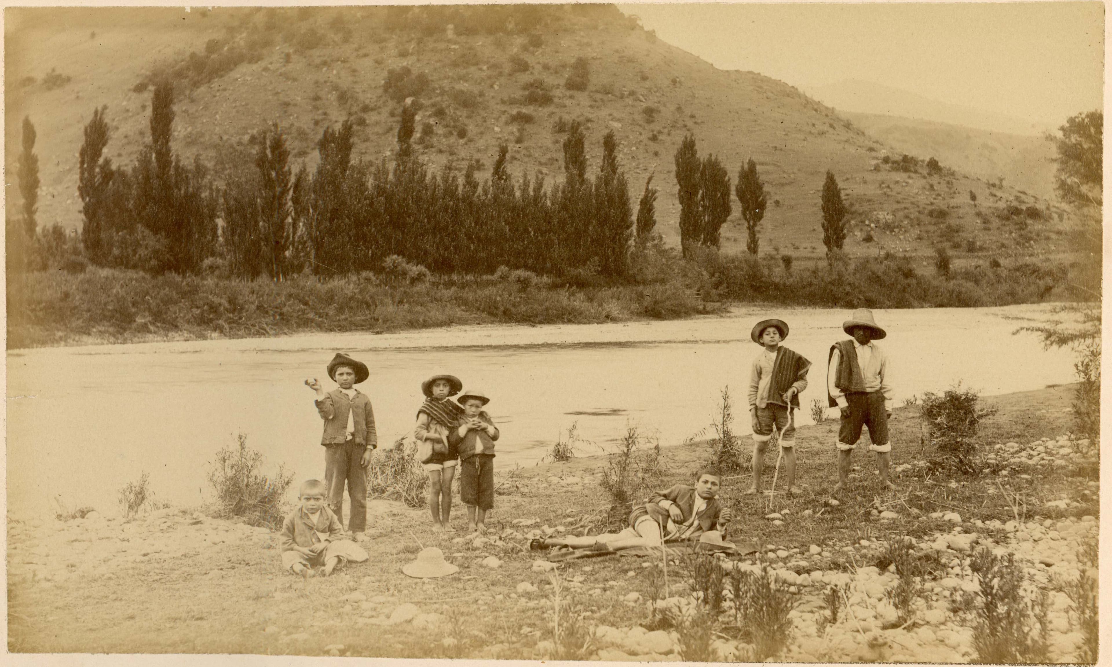 Niños a orillas de un río, zona central, 1888